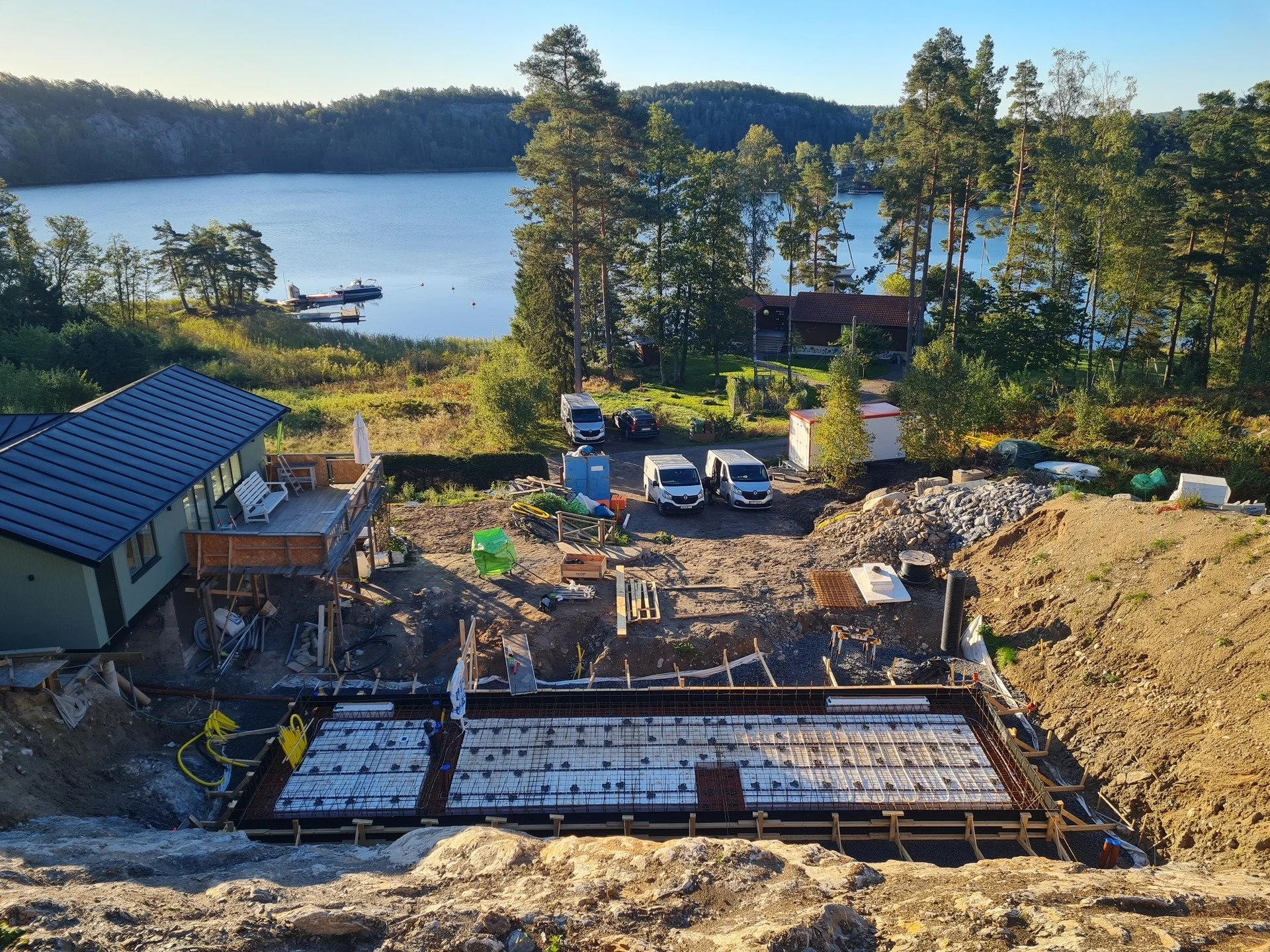 Grunds&auml;ttning f&ouml;r tillbyggnad i Stockholms sk&auml;rg&aring;rd 🌊🏡 

Att bygga i en sl&auml;nt kr&auml;ver b&aring;de eftertanke och speciall&ouml;sningar. Med extra tryckstark isolering, isolerade byggblock, st&ouml;dmurar, dubbel dr&auml