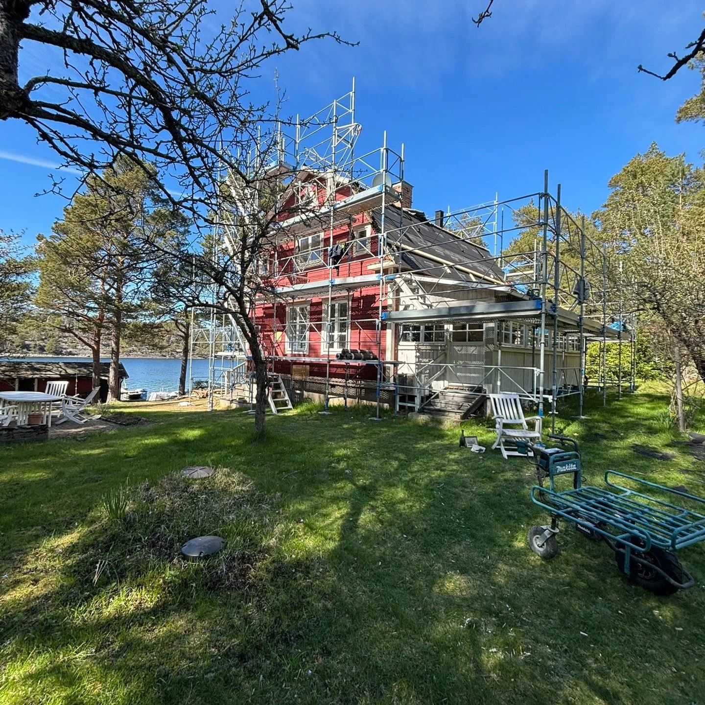 100 &aring;r av sol, vind och saltst&auml;nk. Med nytt tak, ny f&auml;rg och uppfr&auml;schade f&ouml;nster nu redo f&ouml;r n&auml;sta sekel.

&Auml;lvsnabbens Bygg AB &auml;r er totalentrepren&ouml;r i sk&auml;rg&aring;rden. Med l&aring;ng erfarenh