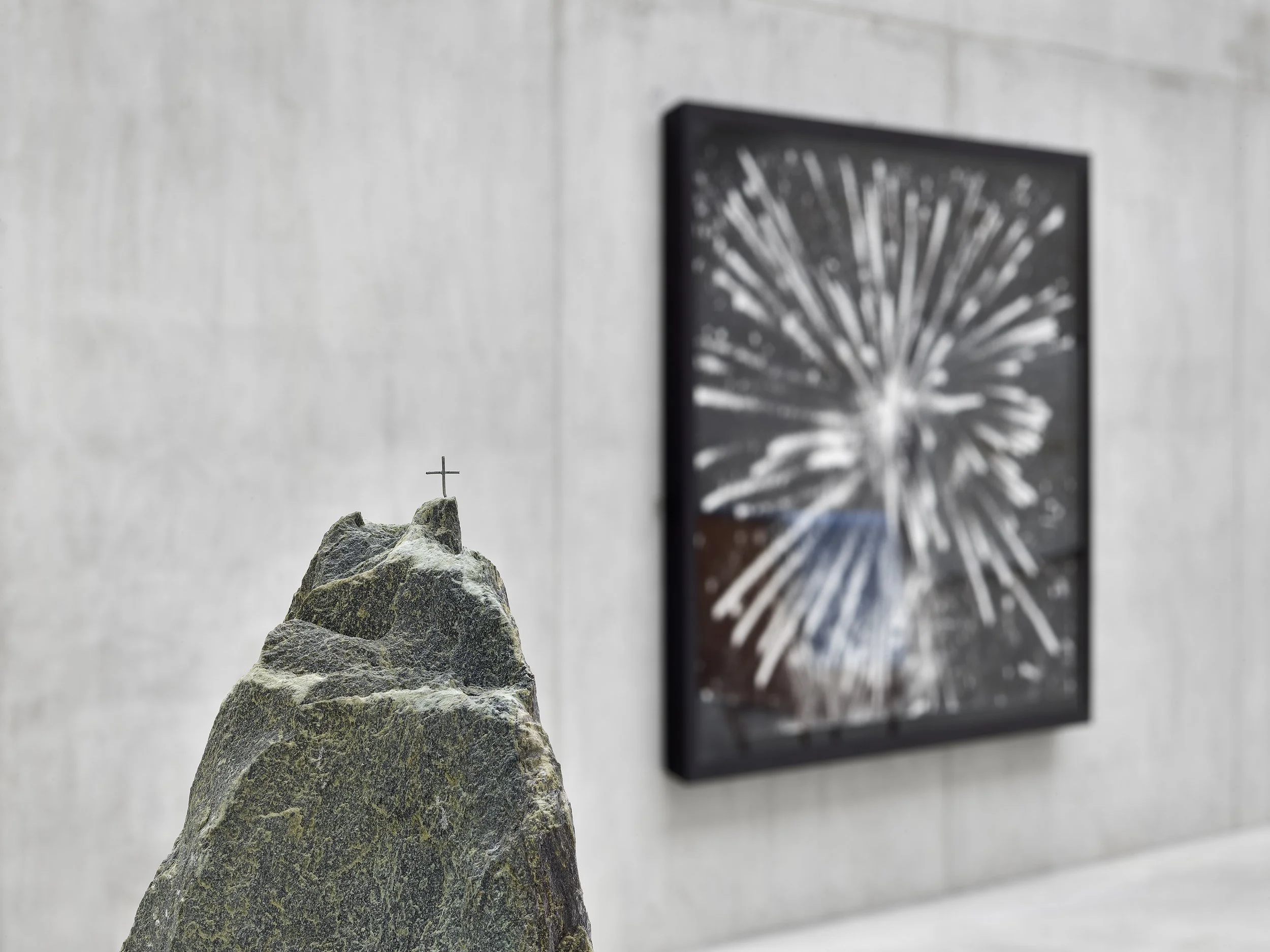 Ausstellungsansicht mit Werken von Kris Martin und Robert Longo in der Sammlung Pohl