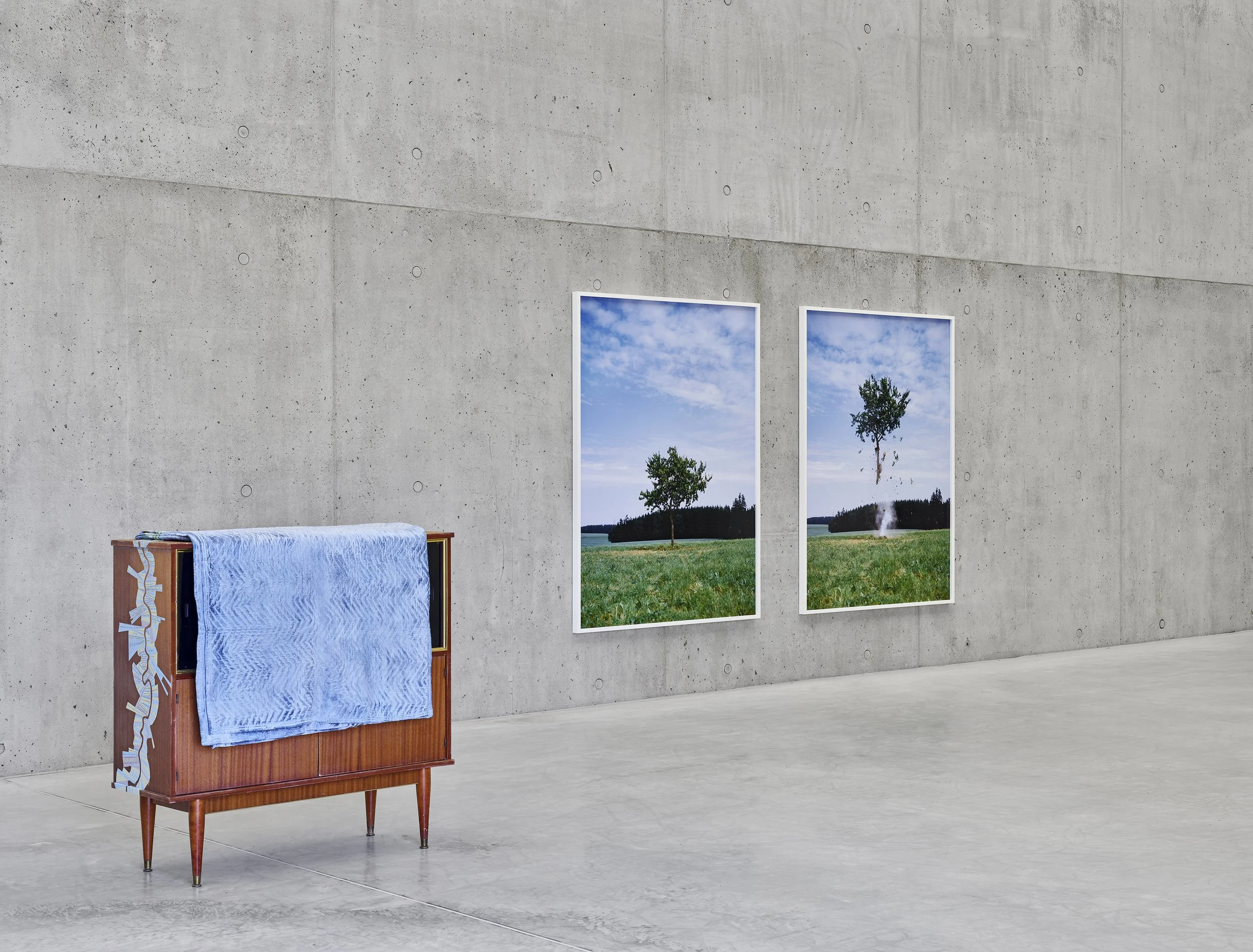 Ausstellungsansicht mit Werken von Tatiana Trouvé und Michael Sailstofer in der Sammlung Pohl