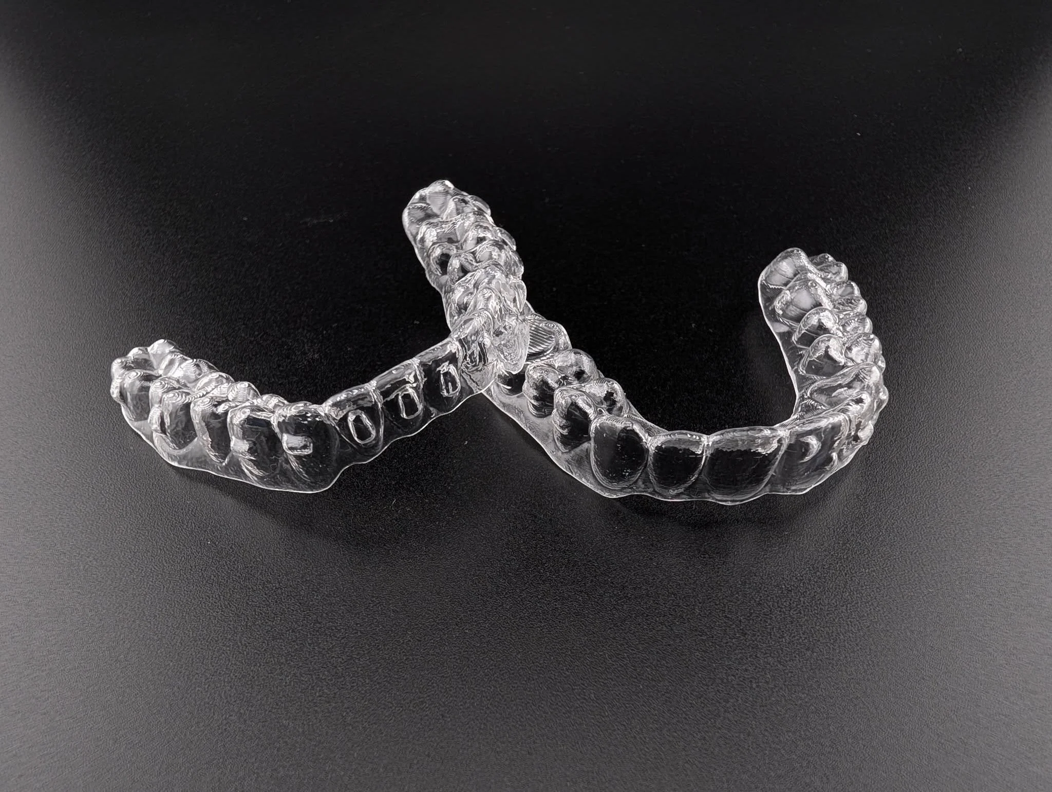 Alineadores a tu medida. 🦷
Sabemos que cada cl&iacute;nico trabaja de una forma diferente y que cada paciente tiene sus propias necesidades. Por eso en nuestro laboratorio no fabricamos alineadores en serie &mdash; los hacemos exactamente como t&uac