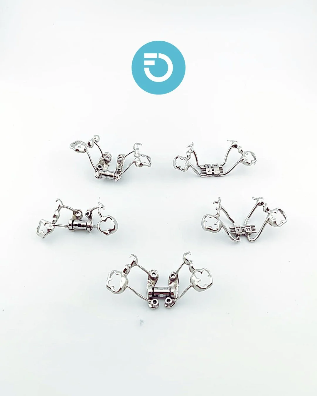 ✦ Cada paciente es &uacute;nico. Cada disyuntor, tambi&eacute;n.
Fabricamos disyuntores sinterizados personalizados para cada doctor y cada caso cl&iacute;nico. Dise&ntilde;amos cada pieza en Blender, lo que nos permite una precisi&oacute;n perfecta 