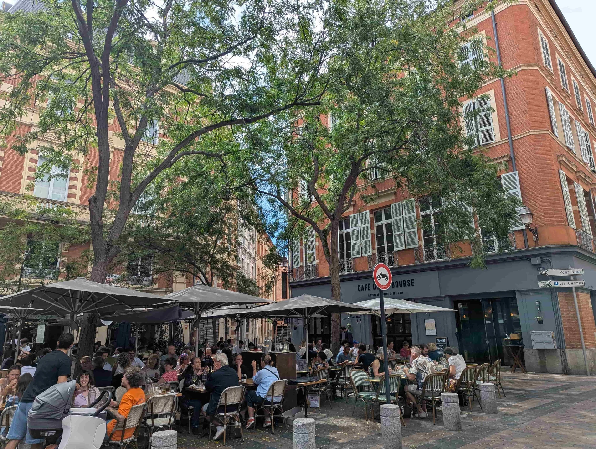 A square with a terrace and trees in Toulouse