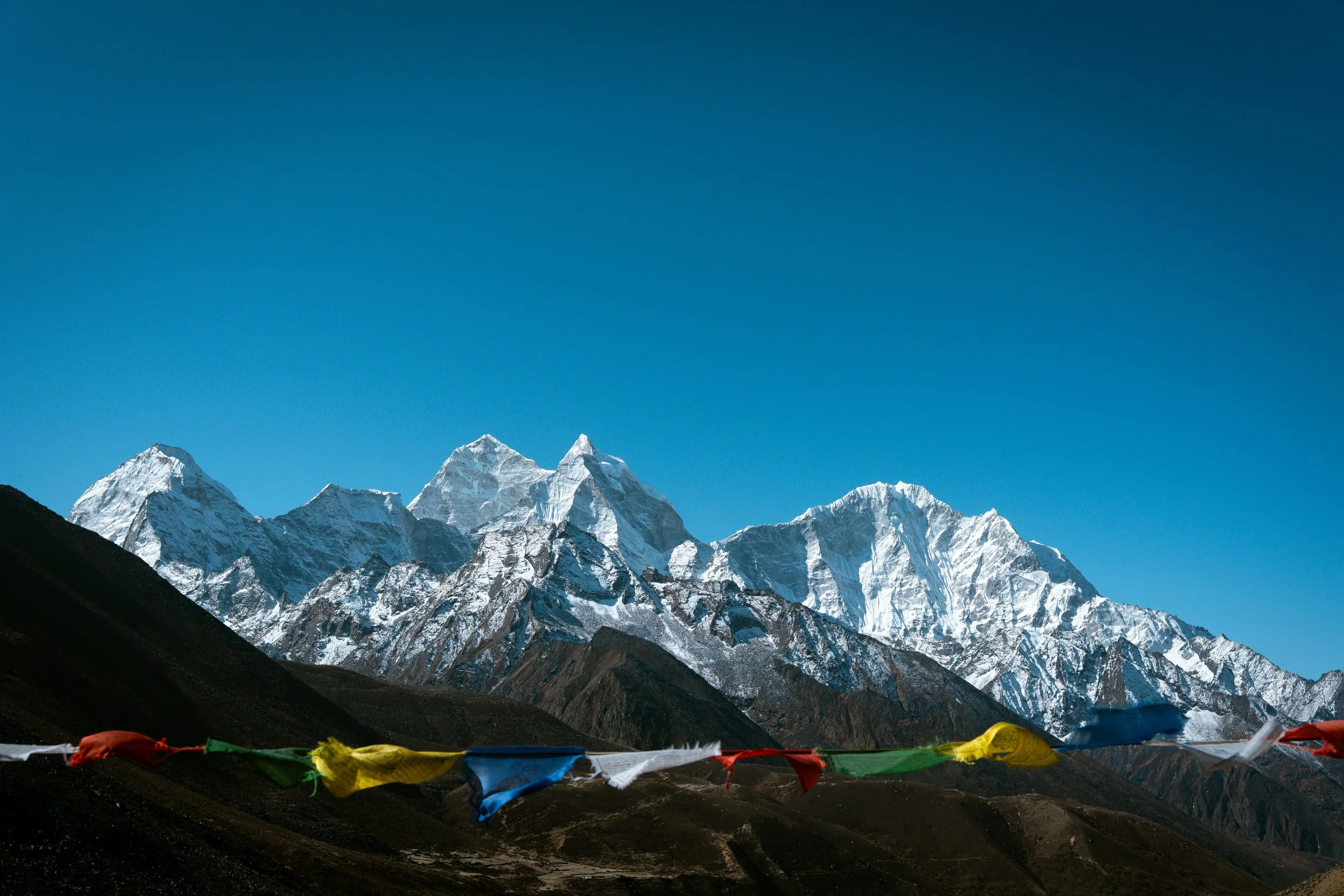 View on the Everest mountains with colourful flags hanging