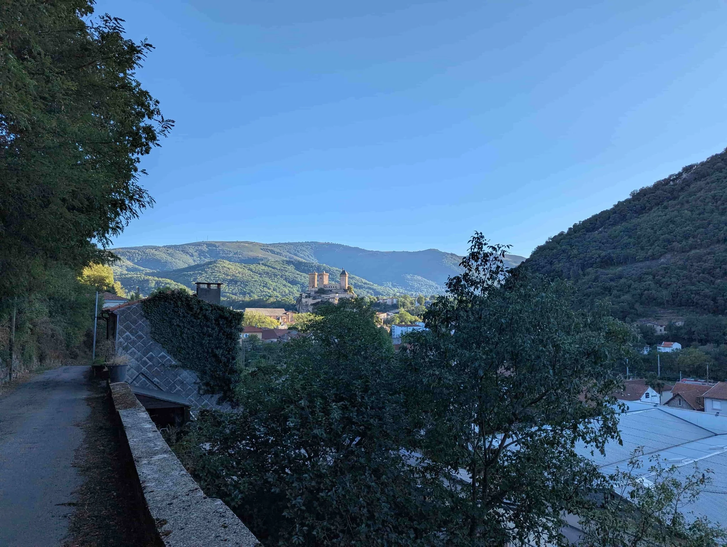 A path in Foix, with views on the castle and the mountains