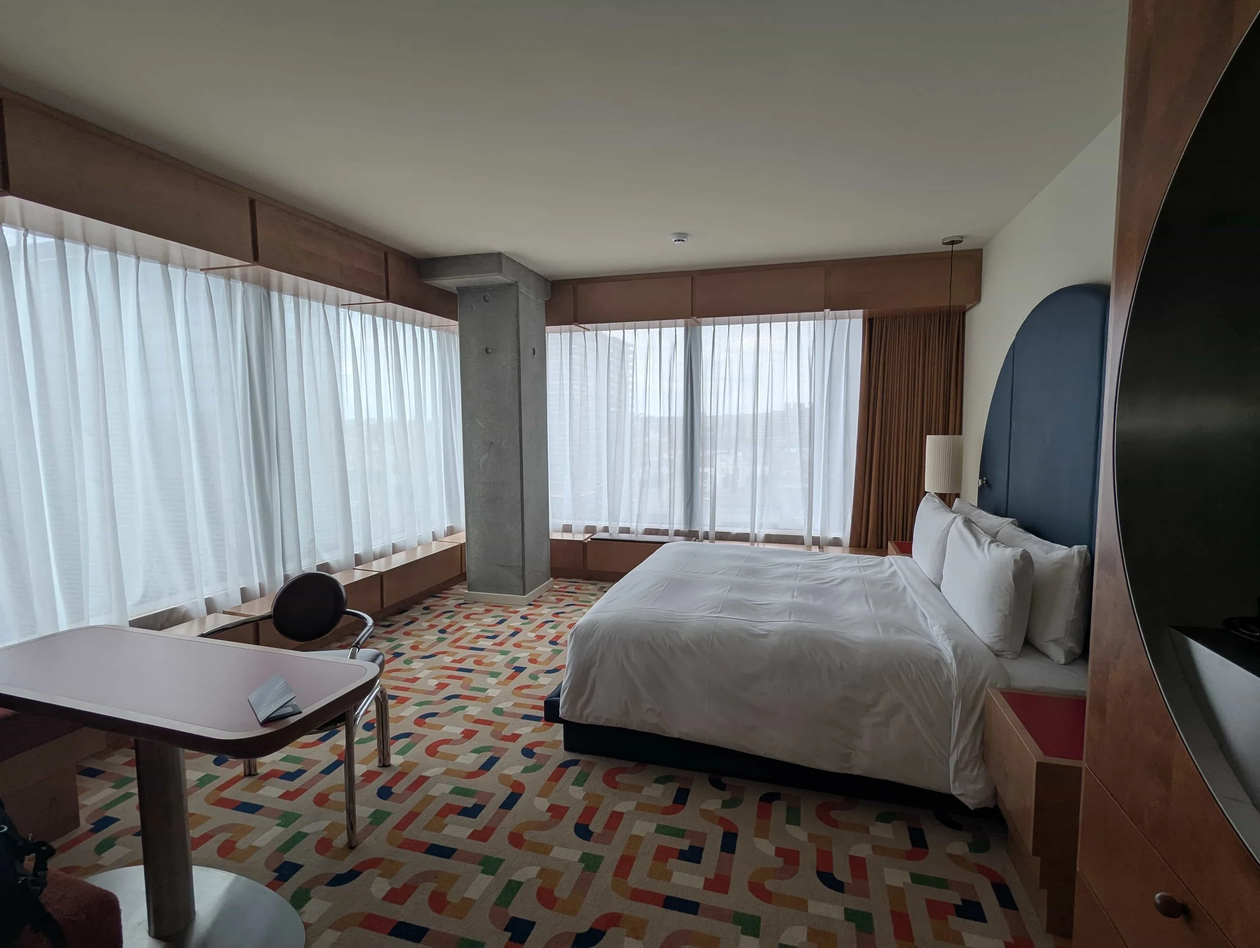 Junior Suite with bed and table at the Standard Hotel in Brussels