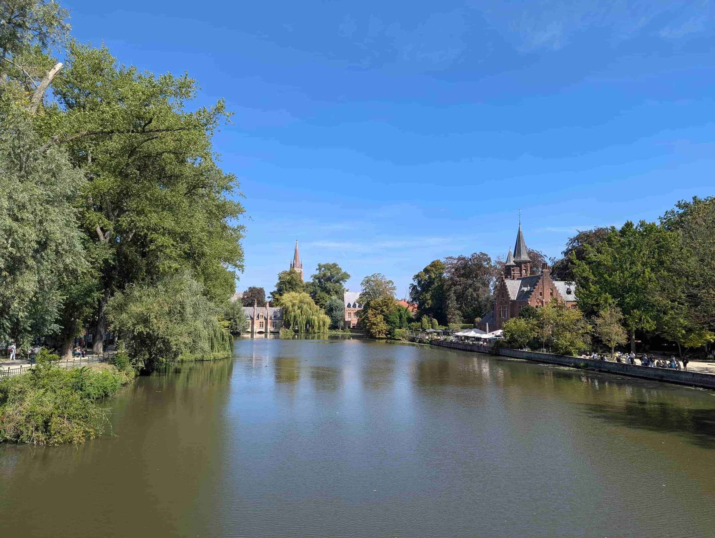 A canal with views on buildings and trees in Bruges