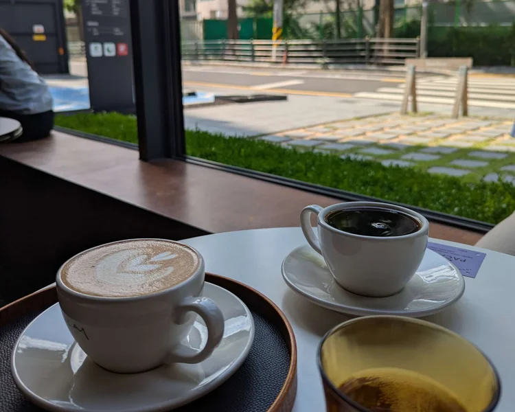 Low Key Coffee courtyard table in Seongsu