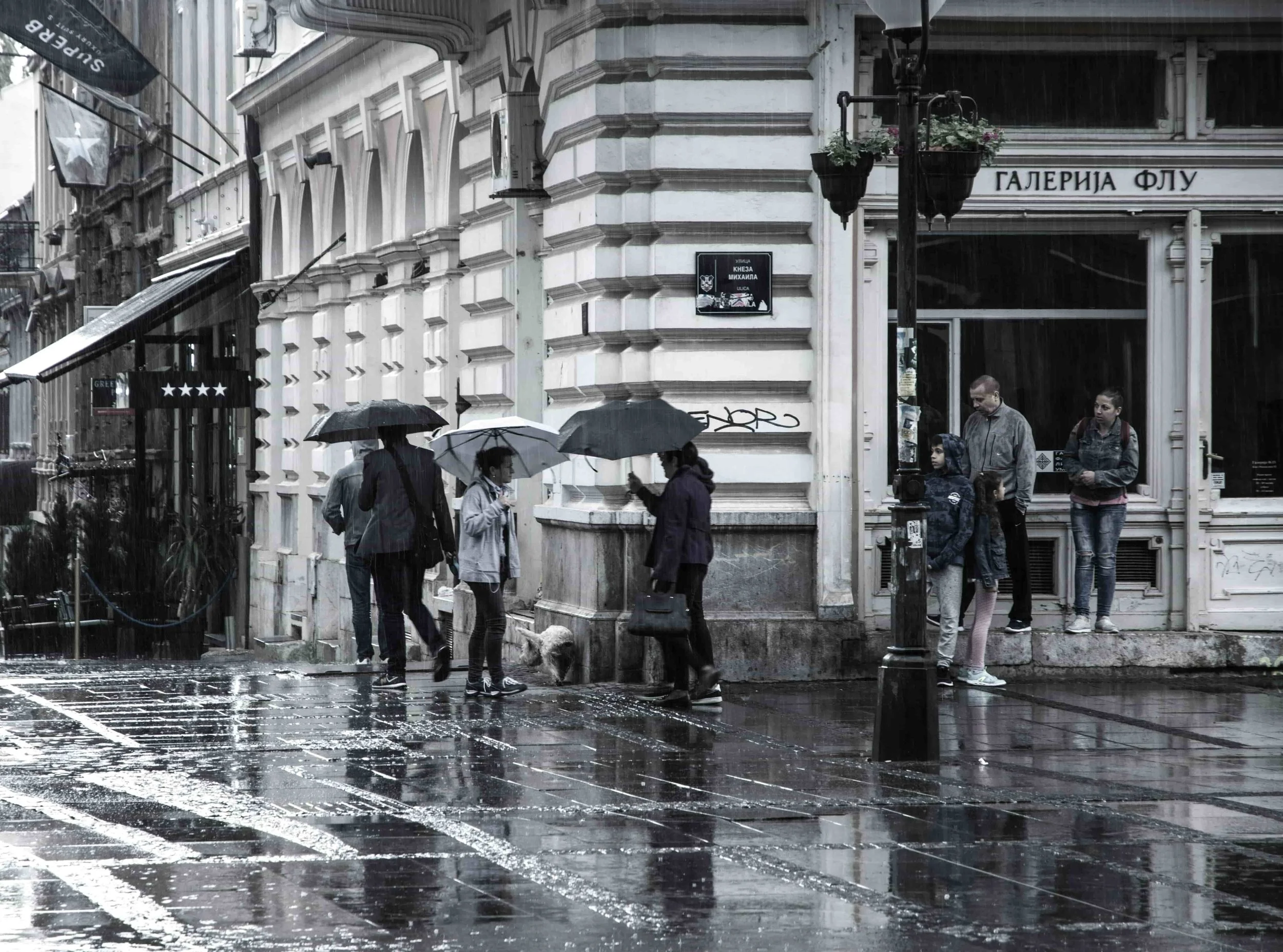 Black and white photo of a building in Belgrade with people