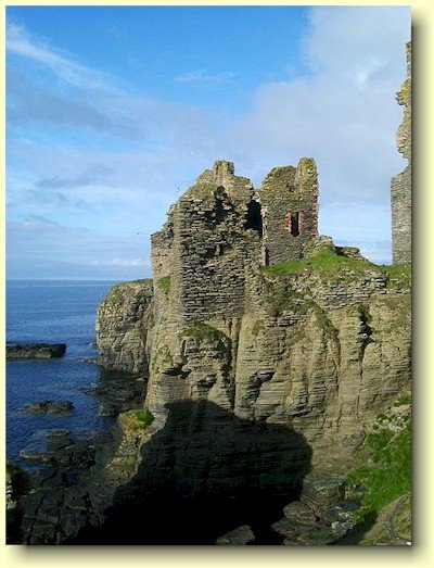 Castle Sinclair Girnigoe er en borg som ligger ca 5 km nord for Wick, på østkysten av Caithness Bildet er lånt fra Wikipedia.