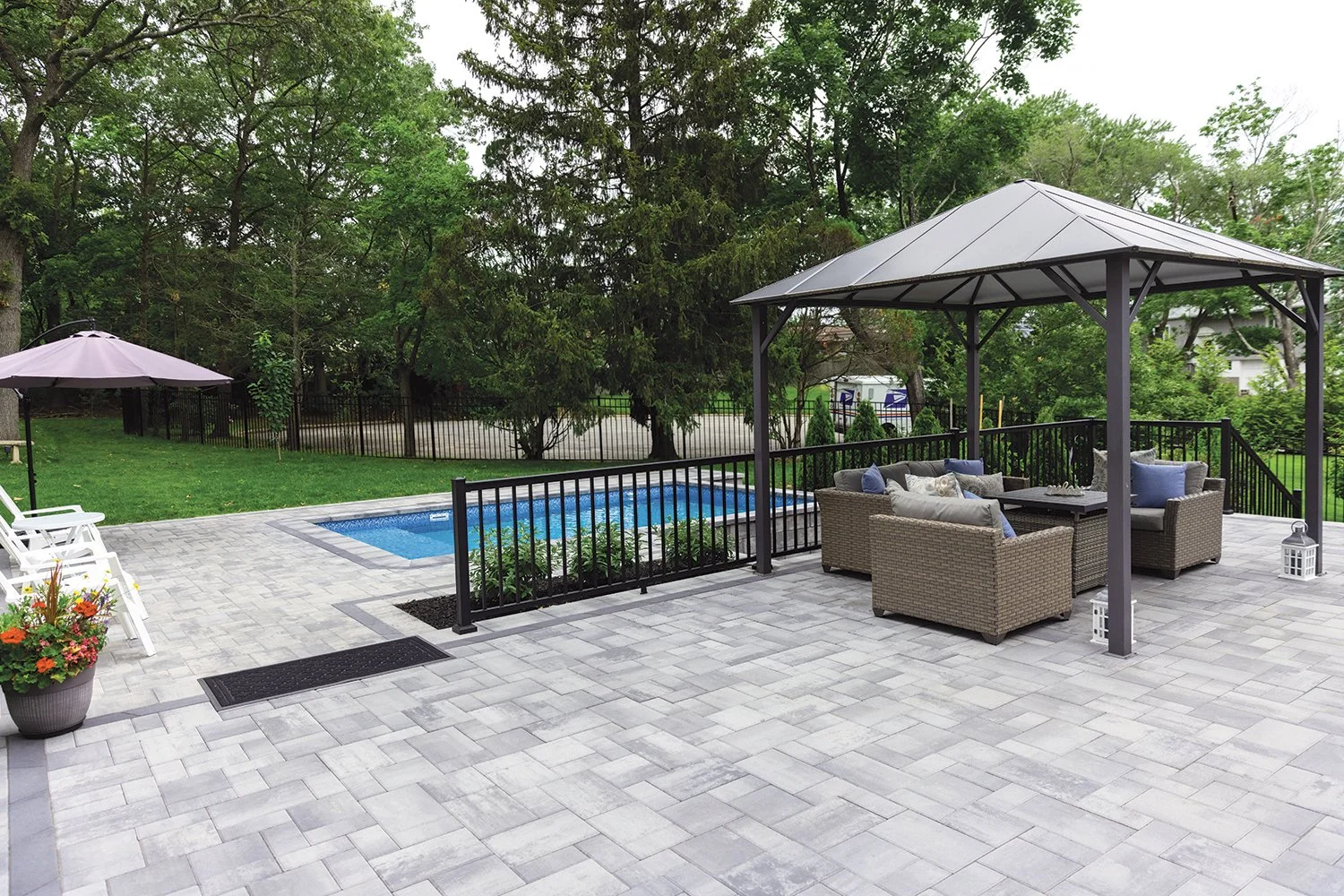 STONE-RIDGE-CONTEMPORARY_GRANITE-CITY-BLEND_2025_POOL_PAT-3.jpg
