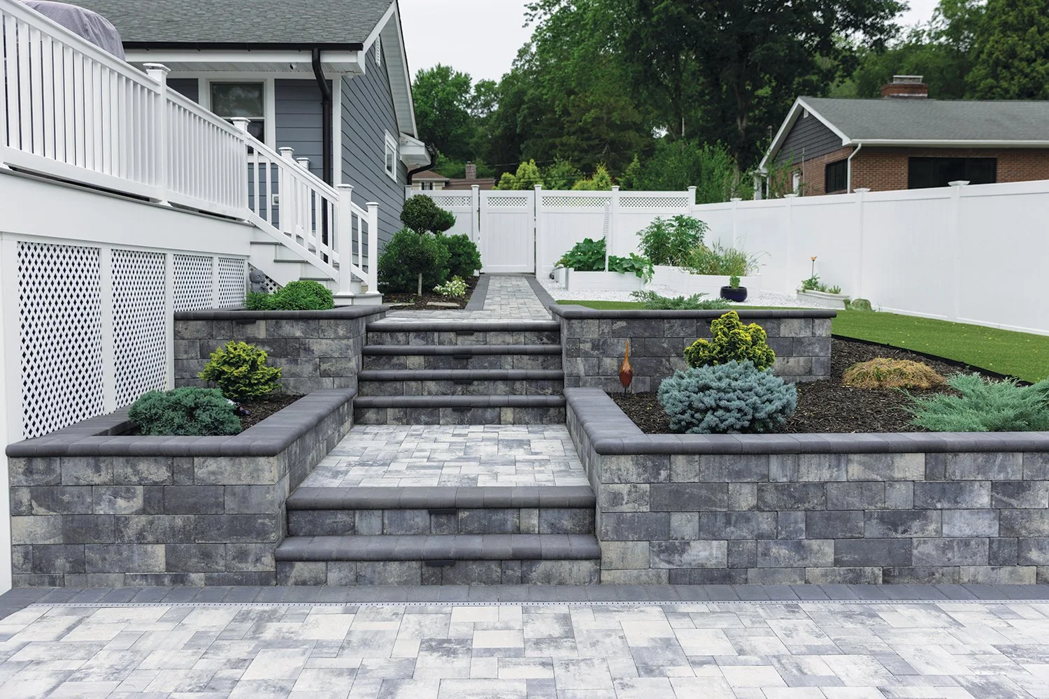 STONEGATE-CONTEMPORARY-WALL_GRAPHITE-PEARL-BLEND_2025_WALL_PAT_STEP.jpg