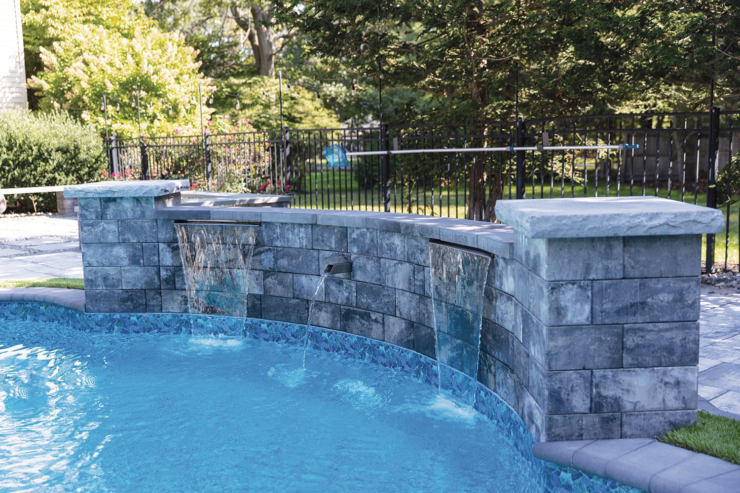 STONEGATE-CONTEMPORARY-WELL_GRAPHITE-PEARL-BLEND_2025_POOL_WALL-2.jpg