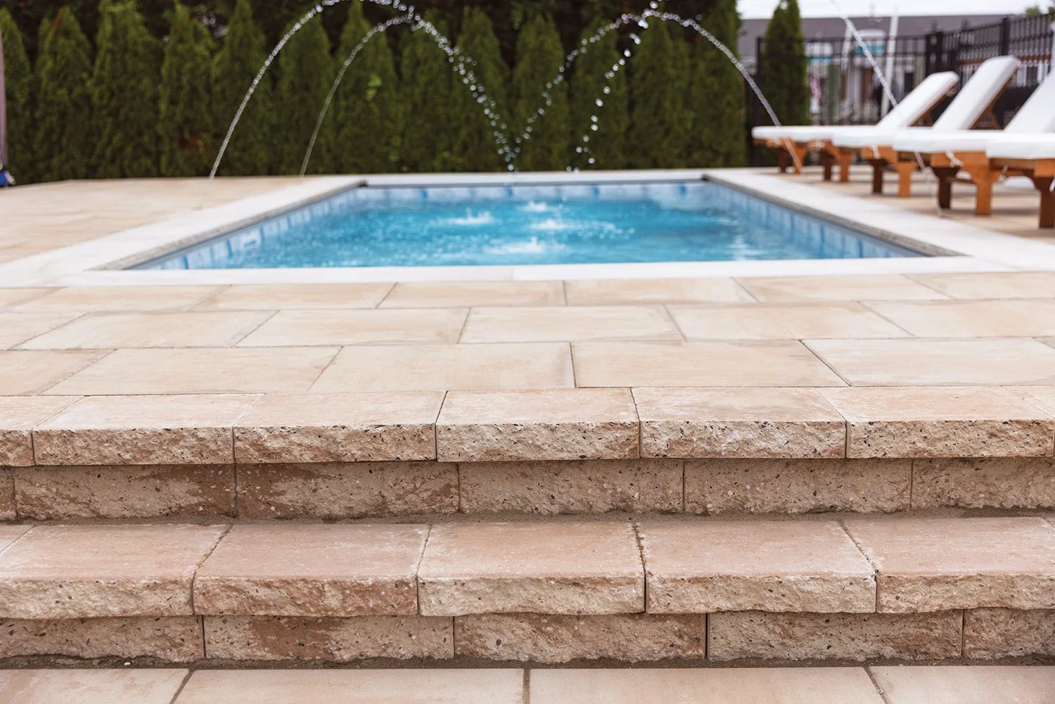 MULTI-CAP_TRAVERTINA_2025_STEP_POOL_PAT.jpg