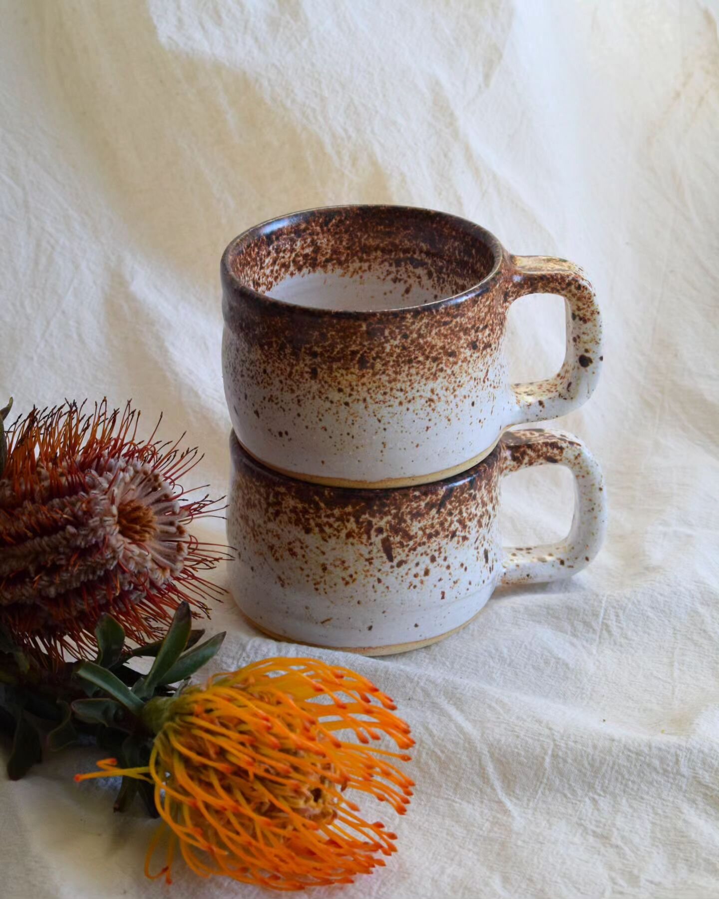 Sabemos que la aventura de las tazas moteadas termin&oacute; bien porque est&aacute;n felizmente en la Web y en cola para reponerlas, pero no siempre lo tuve tan claro... 

En la 3era imagen aparezco con una de las primeras pruebas que hice de ellas 