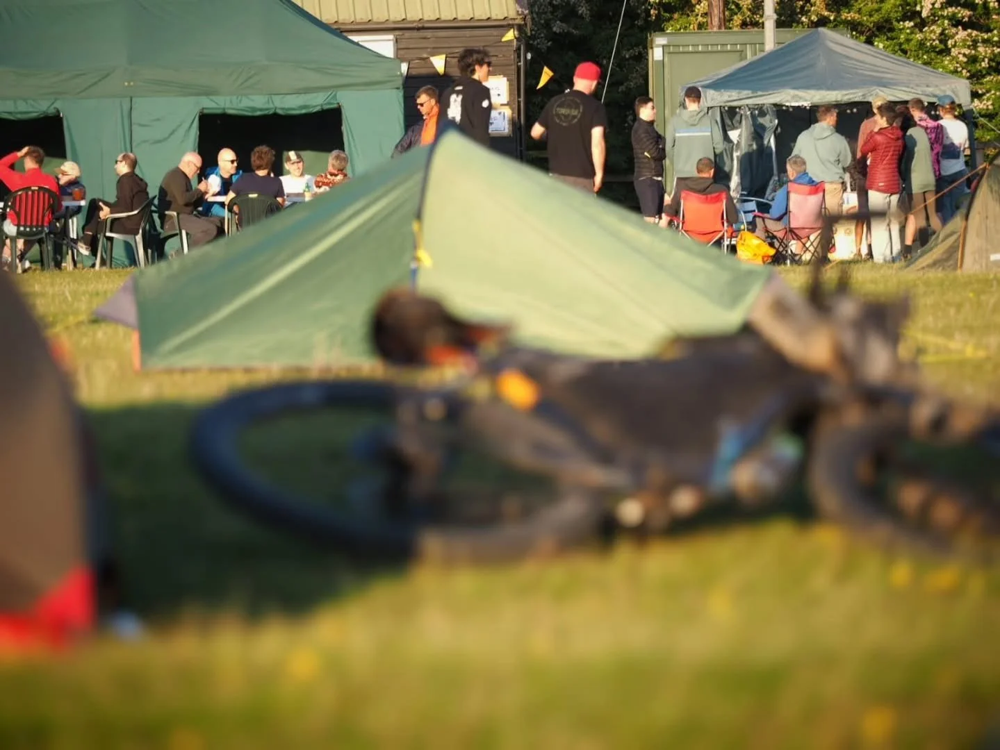 THE GATHERING
The calm before the adventure. Riders roll in on Friday evening to share food, stories and that buzz of anticipation before setting off across the Peak.

📸@leedangerwatson

@schwalbetyresuk @tailfincycling @ciovita

#tordivide #bikepac