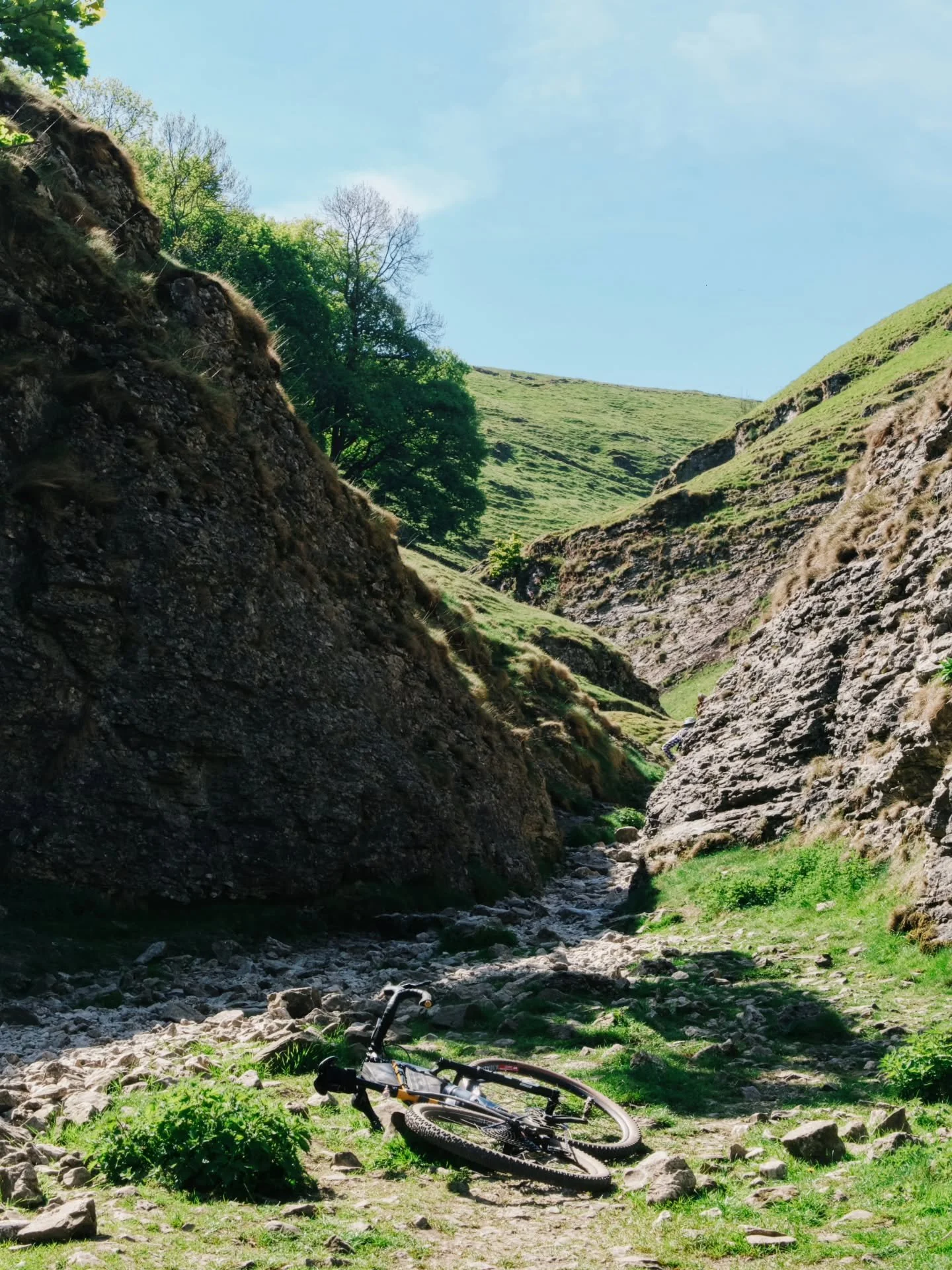 REMEMBER THIS?! 🤩
No, not the sunshine &mdash; the towering rock walls, the gorge tightening as you roll through, and that castle perched high above.
Cave Dale is seriously iconic, and we can&rsquo;t wait to ride (or hike) it again!

16-17 May. 2026
