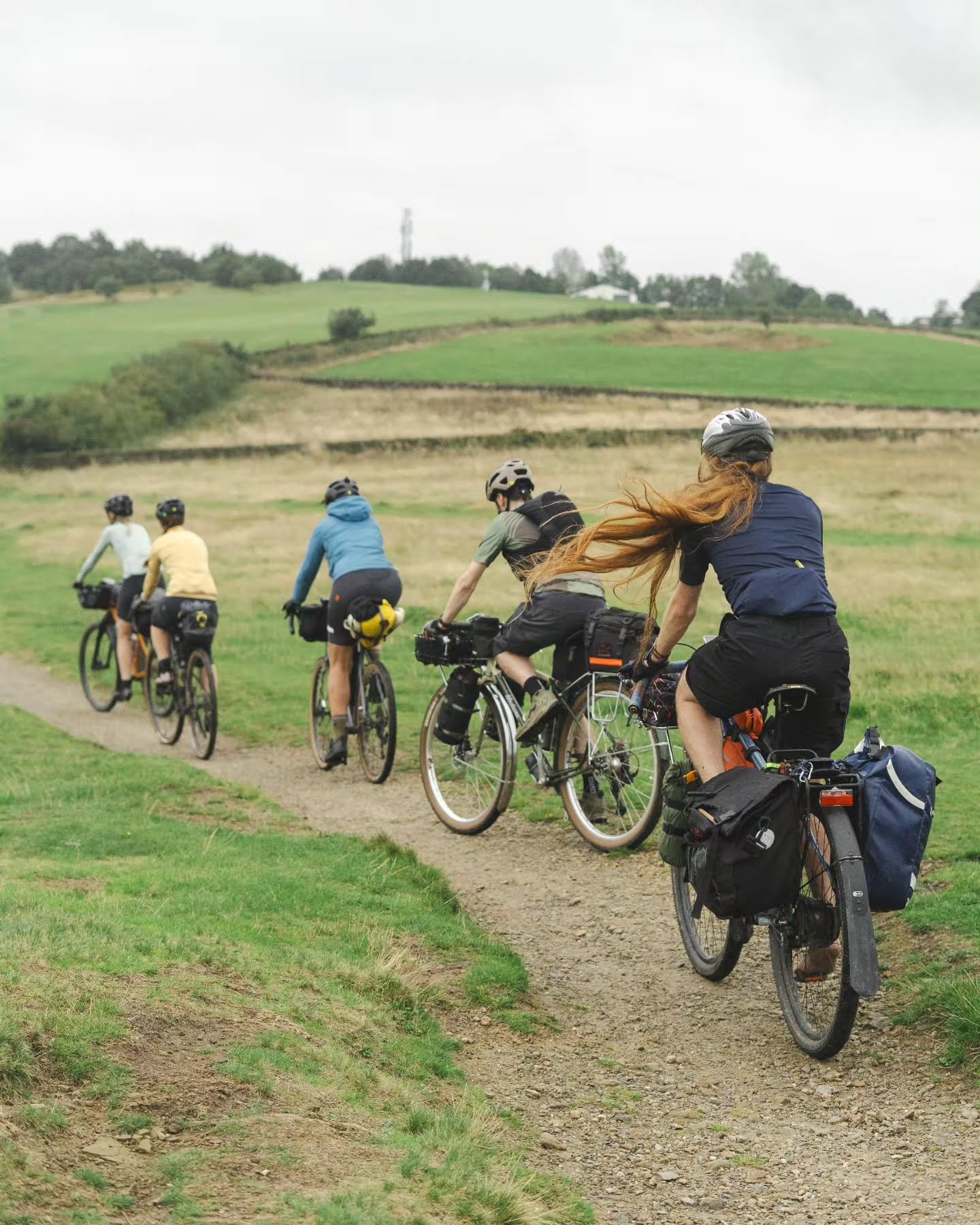 PEAK GRAVEL OVERNIGHTER - To the Anglers 
Our group expedition ventured into the rolling hills of the Peak to finish the day gathering at a pub, sharing food and drinks, and a laughter over our bikepacking-themed pub quiz, with prizes from @ciovita @