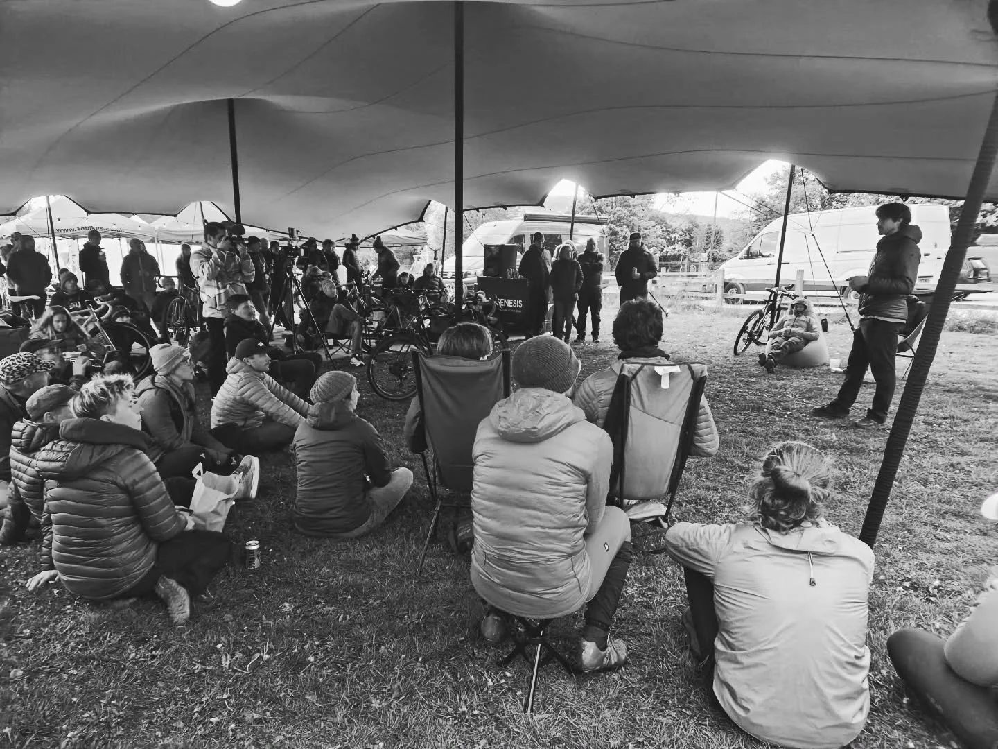 FRIDAY EVE
Friday night vibes with the Tor Divide community! We kicked off the weekend early with great chats, food, and drinks. This year, we were inspired by a brilliant talk from @expedition_psychology with @clairefrecknall.
We're excited to make 