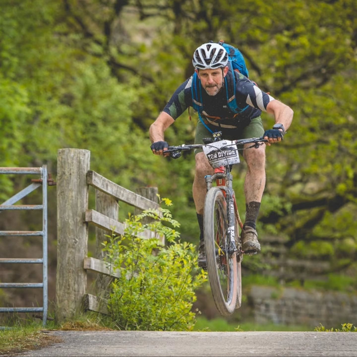AIRBORNE AT THE GATE
Slowing down for a cattlegrid? Someone had other plans🚀
Pure fun in the middle of a very long day.

📸@stephensmi.th

@schwalbetyresuk @tailfincycling @ciovita @beespokewheels_uk @genesisbikesuk