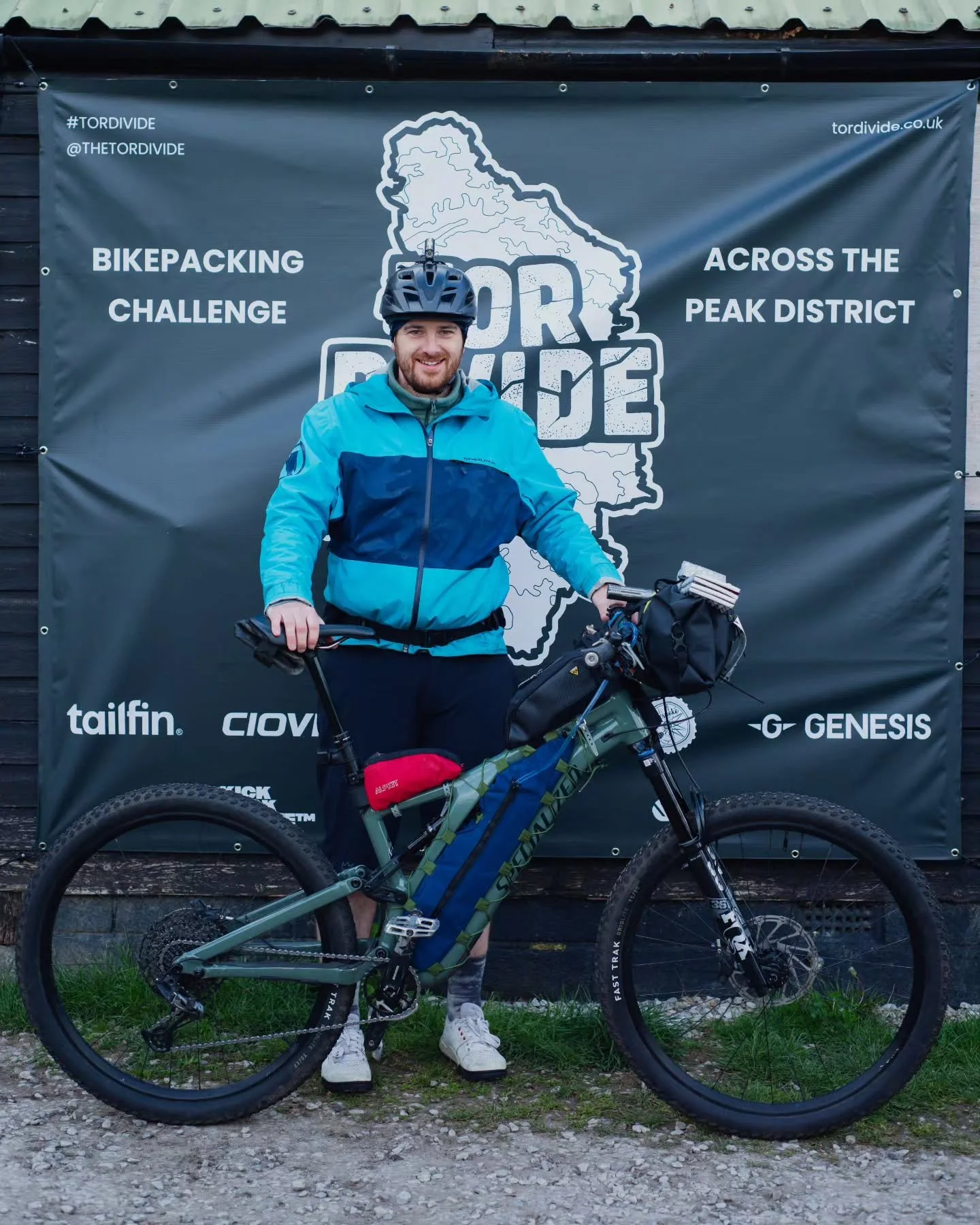 READY FOR THE DIVIDE.
Bags packed, banner behind, a long way to go. About 5,500m of climbing (Divide route) across the Peak District starts right here.

📸@bashtonphoto
@schwalbetyresuk @tailfincycling @ciovita @beespokewheels_uk @genesisbikesuk