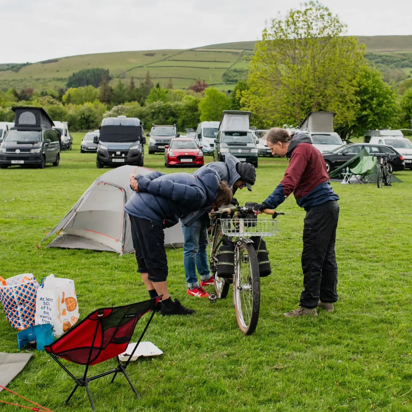 CAMPSITE BIKE CHECKS
Bag straps, tyre pressures and one last look over the bike.
One more reason for arriving on Friday!
The calm before the....climbing ⚡

📸@bashtonphoto
@schwalbetyresuk @tailfincycling @ciovita @beespokewheels_uk k @genesisbikesuk