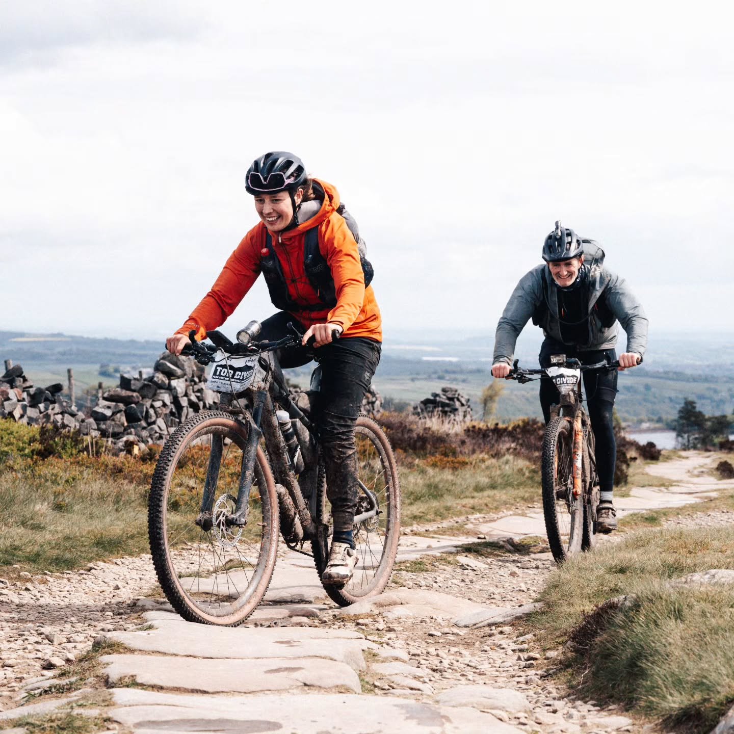 STONE STEPS, BIG SMILES
Rough ground underneath, grins on top. Some of the best climbing on the Divide comes with company.

📸 @monsterdonltd
@schwalbetyresuk @tailfincycling @ciovita @beespokewheels_uk @genesisbikesuk