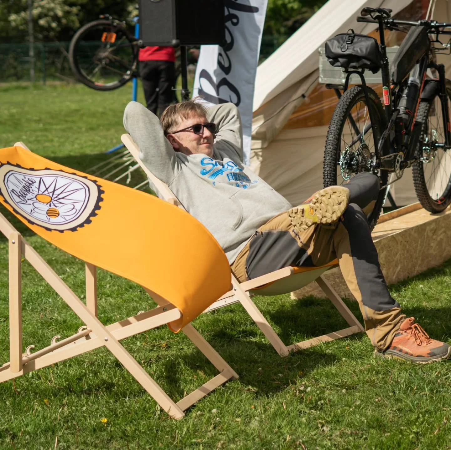 A LOVELY DAY
After the big climbs there's a deckchair, a good pizza, and nowhere to be. Tor Divide is as much about the celebrations as the riding!

See you in May!

📸 @rambling_on_wheels
@schwalbetyresuk @tailfincycling @ciovita @beespokewheels_uk 