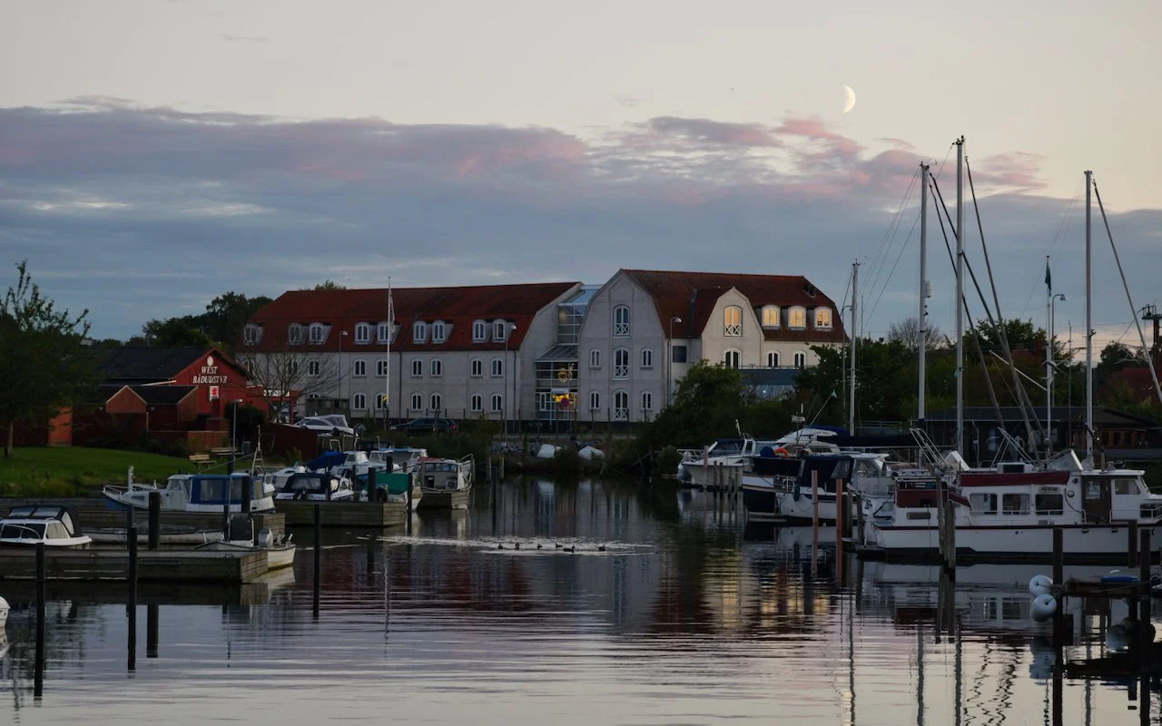 Moon over Sleepz Hotel - Køge, Denmark