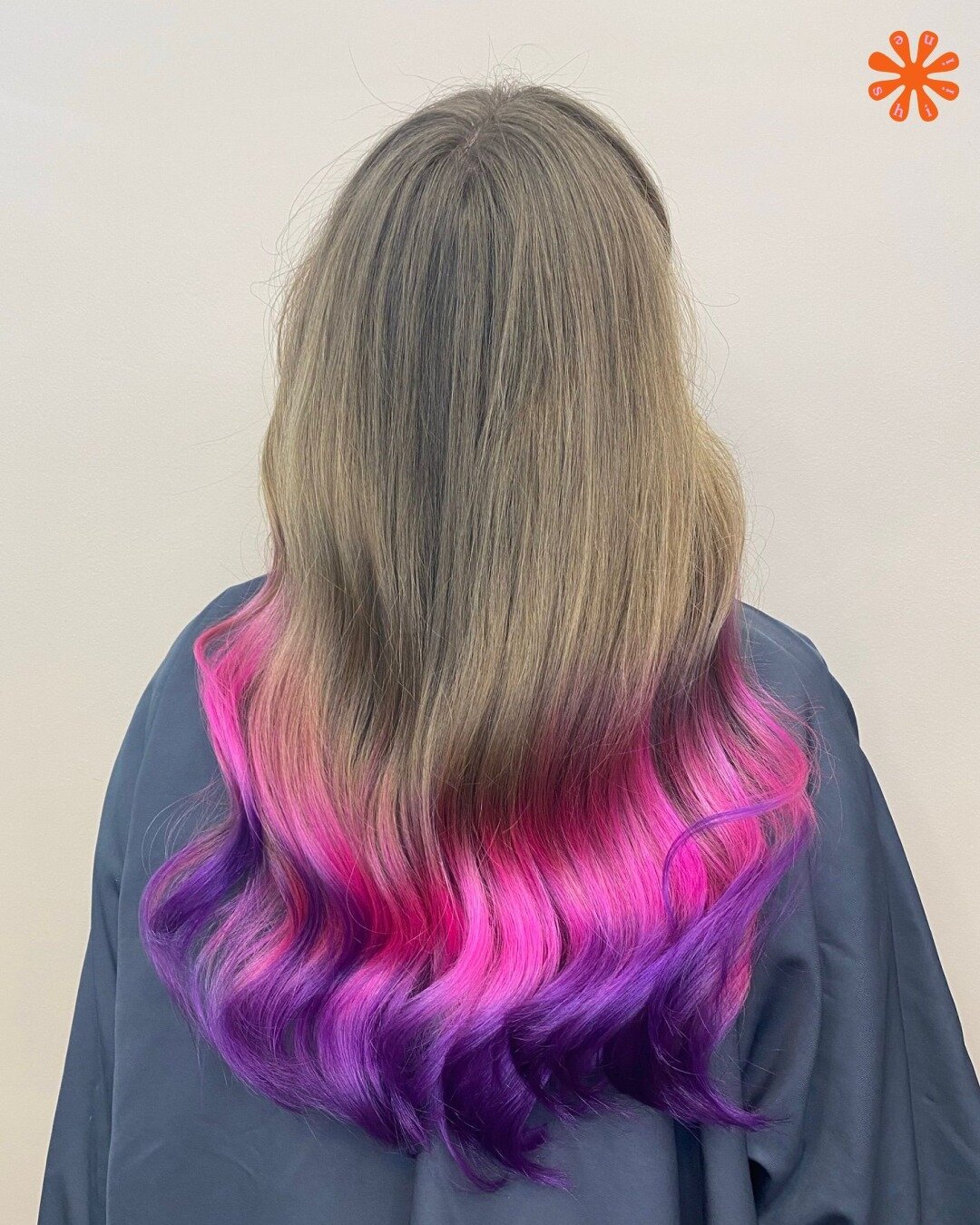 🌊 Color waves !
Un rainbow pink and purple sur un wavy parfait. 
Si tu veux tenter une fantaisie, fais nous confiance ! #couleurs  #cheveux #paris