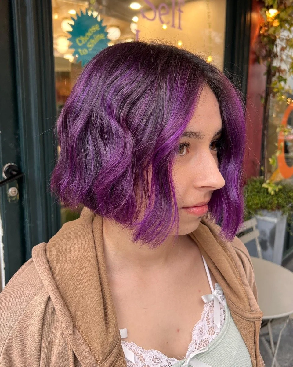 Un violet profond sur base fondue, rehauss&eacute; par un carr&eacute; l&eacute;g&egrave;rement textur&eacute;.
Un travail de pr&eacute;cision pour une couleur pleine d&rsquo;audace &mdash; et une coupe qui encadre parfaitement le visage.
#coloration