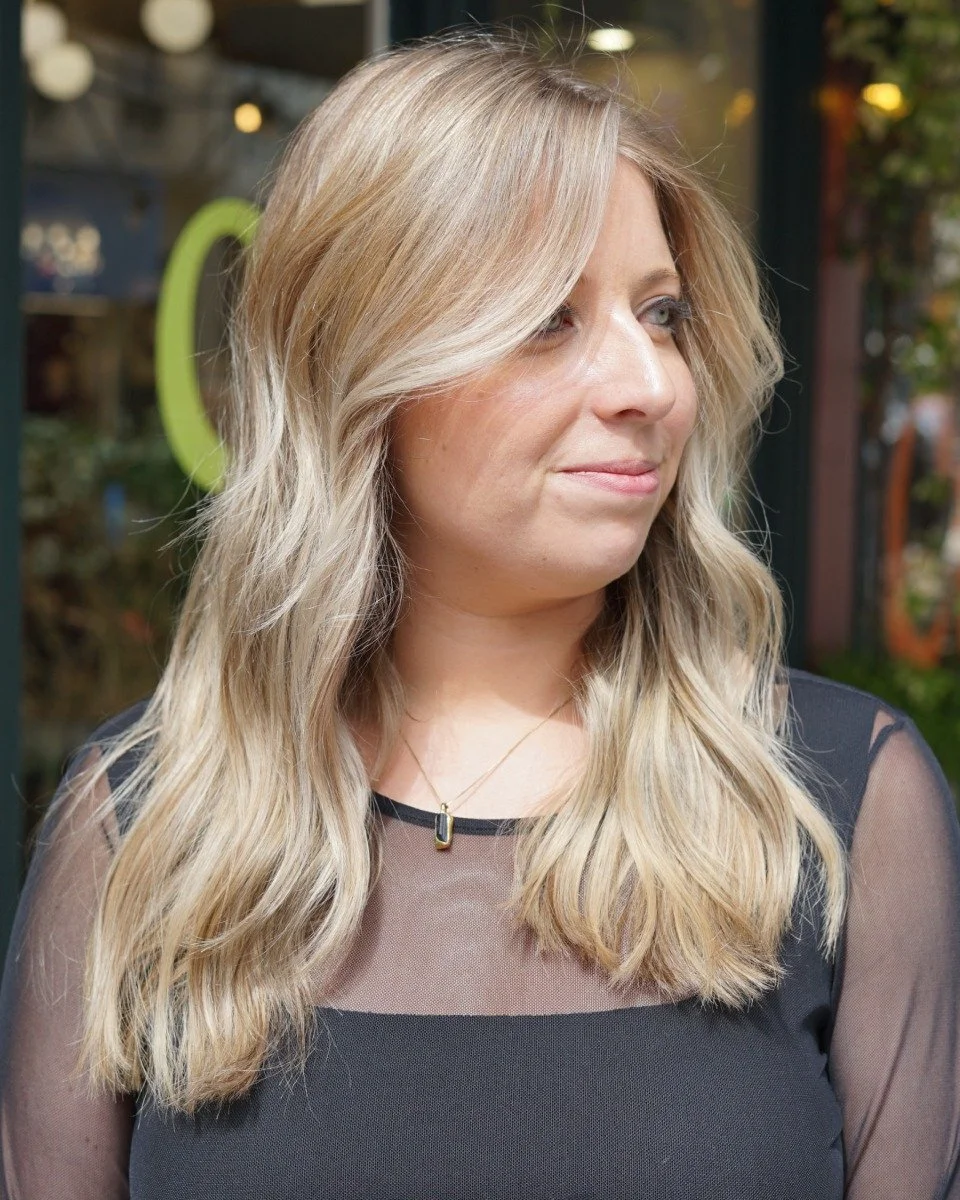 Le soleil ne se couche jamais sur un bon balayage.
On travaille la lumi&egrave;re comme un peintre travaille ses ombres.
Ton blond m&eacute;rite plus qu&rsquo;un simple &laquo; &eacute;claircissement &raquo;. Il m&eacute;rite un vrai glow up.
#blond 