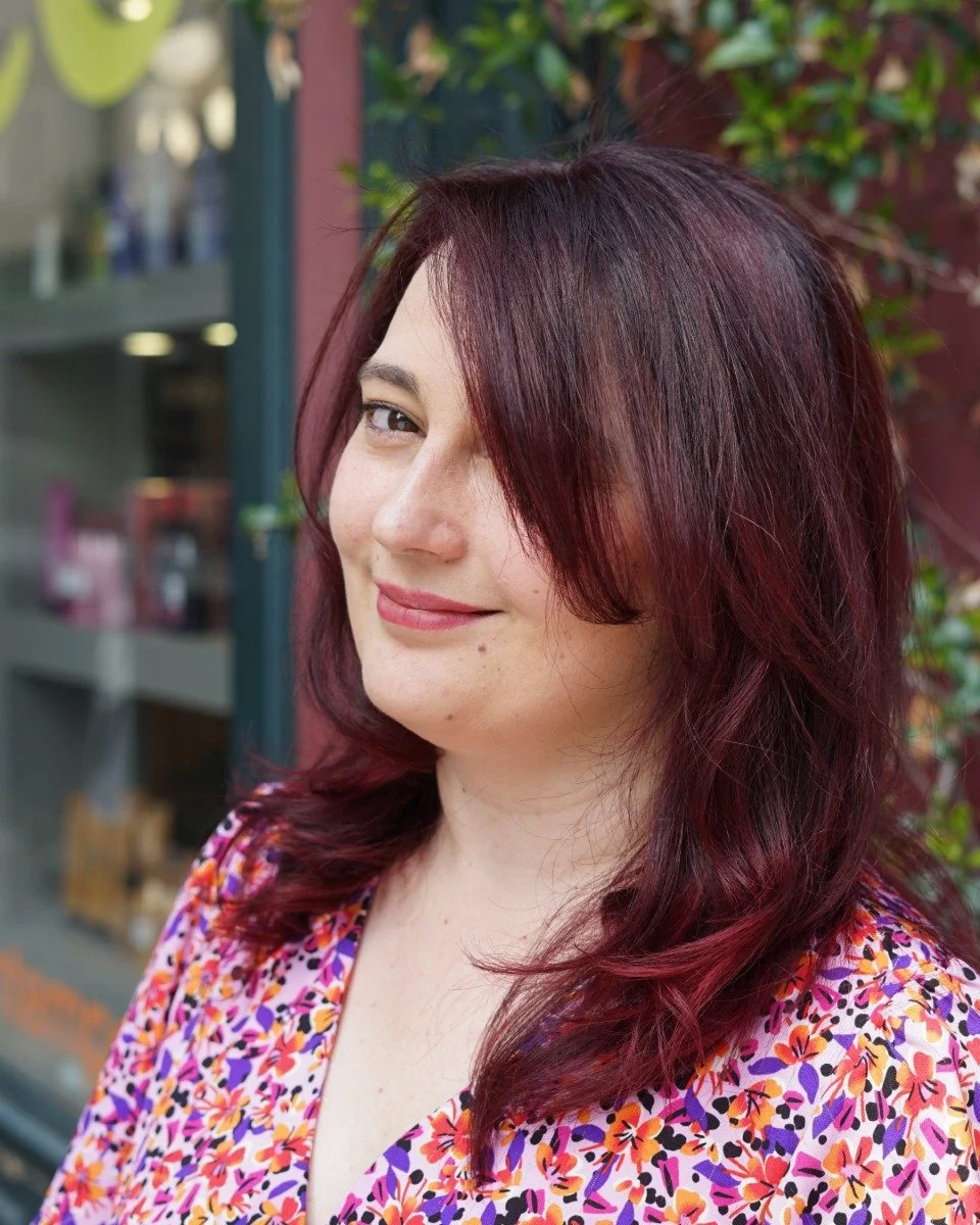 Un rouge cerise parfaitement fondu pour r&eacute;v&eacute;ler tout l&rsquo;&eacute;clat d&rsquo;un brun naturel.
Reflets subtils, tenue brillante : l&rsquo;&eacute;quilibre parfait entre audace et douceur.
#coiffureparis #colorationrouge #salondecoif