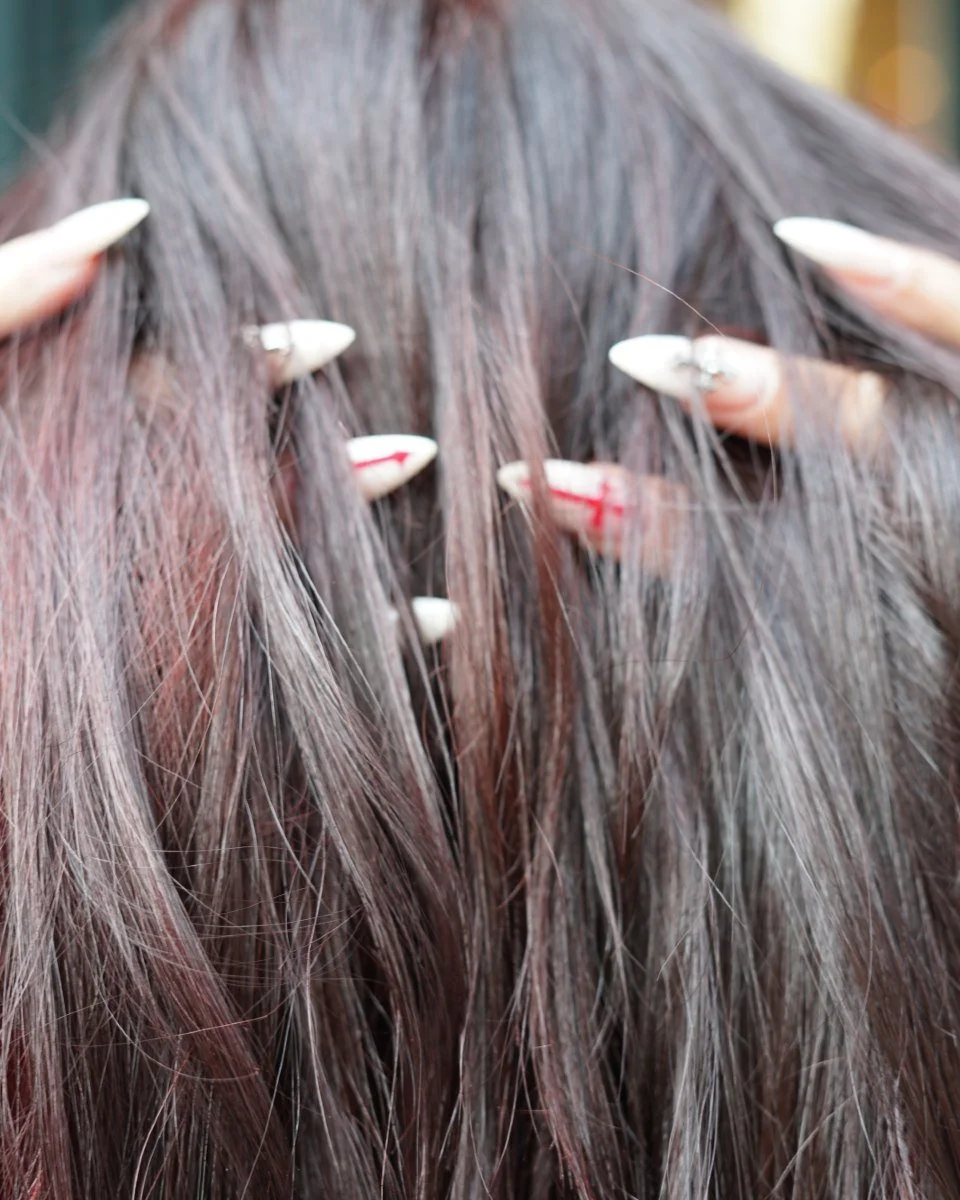 Un travail de nuances tout en transparence pour un r&eacute;sultat lumineux et naturel.
On joue avec les reflets pour un effet vibrant &agrave; chaque mouvement.
#coloristparis #balayagerouge #coiffeurparis #saloncute