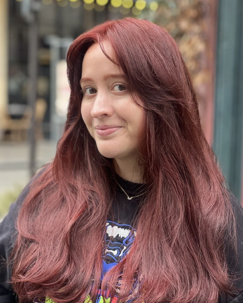 Un rouge vibrant travaill&eacute; en profondeur.
Brillance miroir, nuances sur-mesure, r&eacute;sultat longue tenue. L&rsquo;expertise, c&rsquo;est nous.
#coloristeparis #cheveuxrouges #saloncute #coiffureparisienne