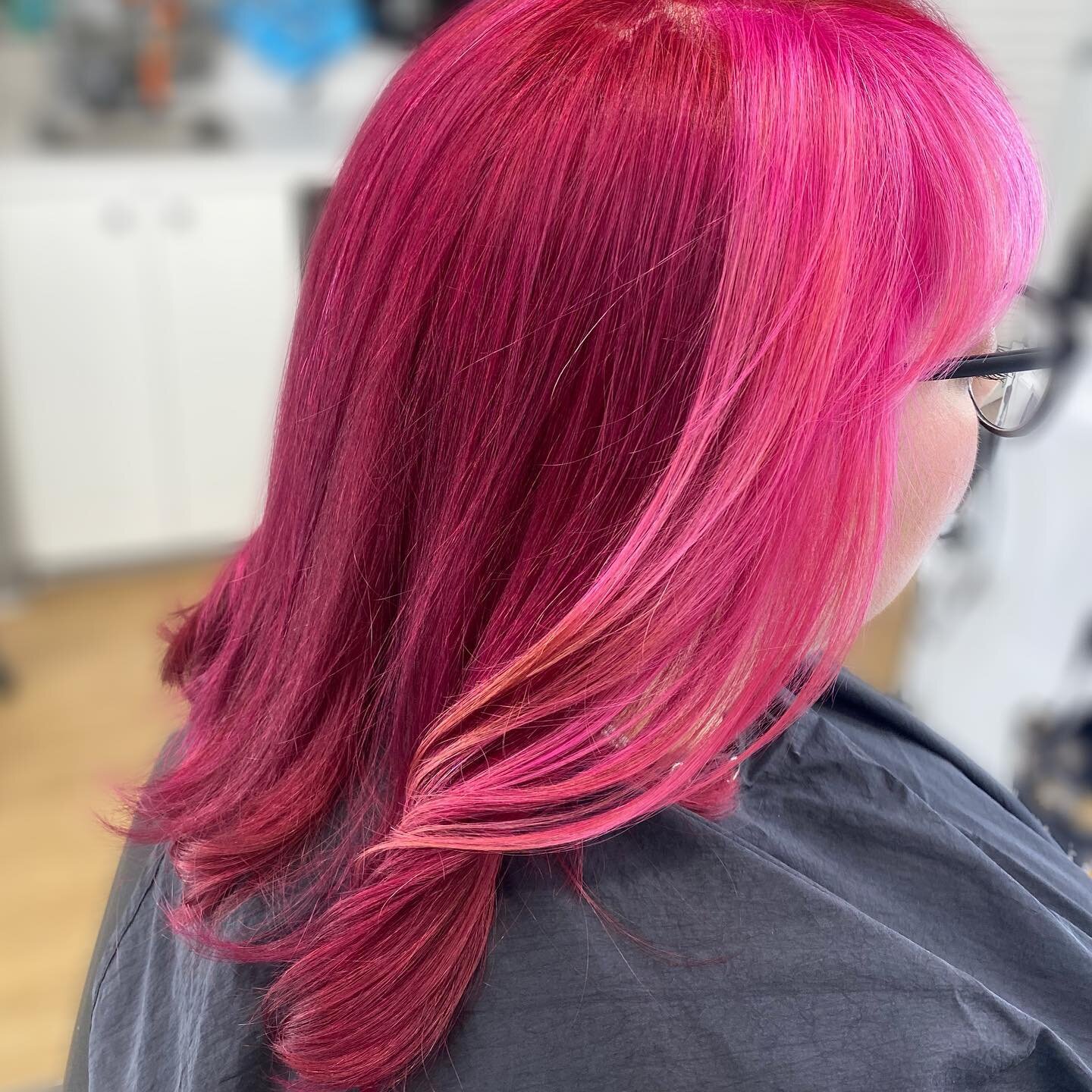 Valentine&rsquo;s dreams ☁️💕

#valentinesdayhaircolor  #pinkhair #colorblockhair
