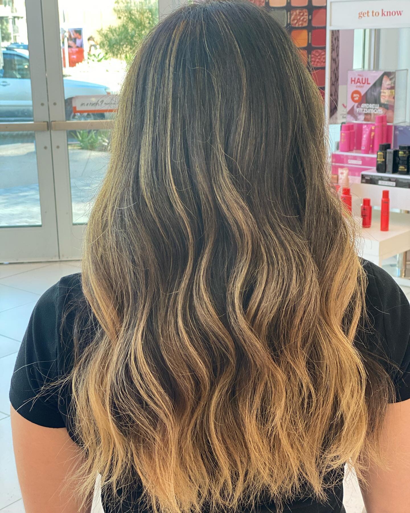Warm blonde refresh 💛 

Achieved with: 
🍁 partial teased highlight 
🍂ALWAYS Olaplex 

💌DM to book

 #warmblonde #northhollywoodhairstylist