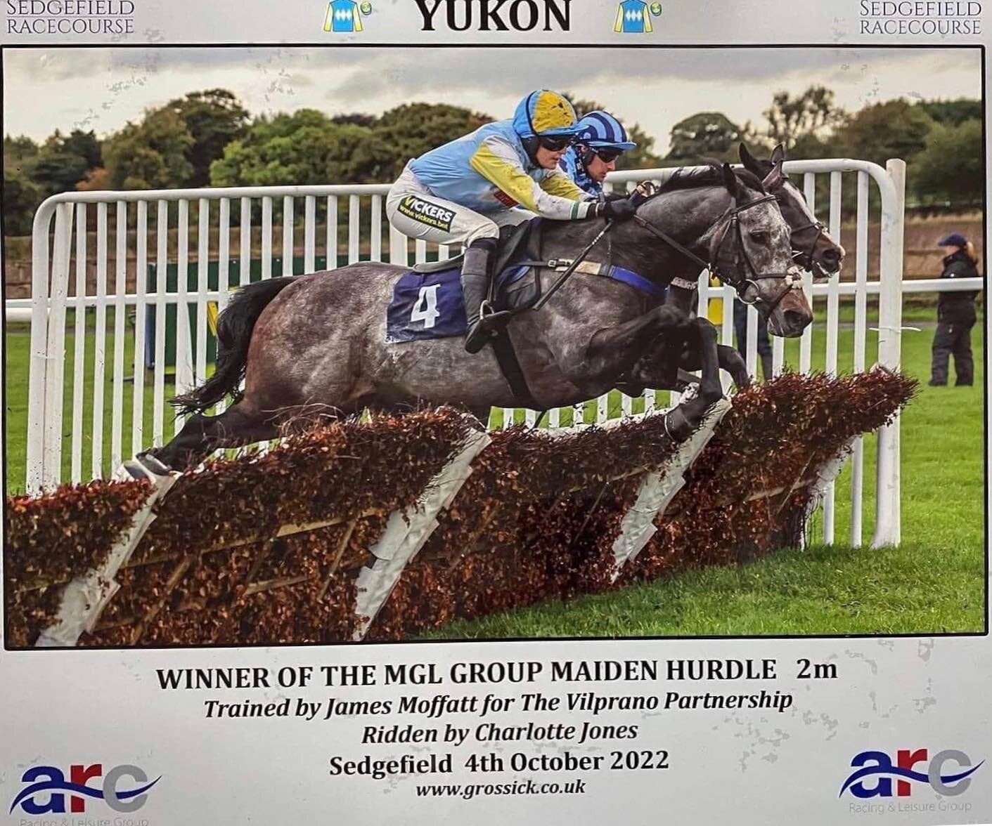 Yukon wins on his debut over hurdles @sedgefieldracecourse  after a 406 day absence 🥇 Long standing owners (26 years) shown true patience over the last 10 month to get this horse right in himself. Great team effort all round 🙌🏼🌟 Go Yukon 💨🔥🏇🏼