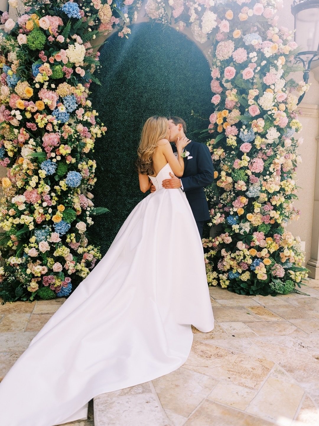 Pastel perfection! 
⠀⠀⠀⠀⠀⠀⠀⠀⠀
A sunny spring ceremony, set at the iconic @stregisatl. 
⠀⠀⠀⠀⠀⠀⠀⠀⠀
⠀⠀⠀⠀⠀⠀⠀⠀⠀
@perryvaile
@robertlongdesign
@dearelouise