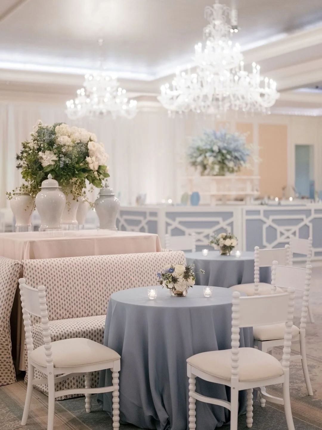 Preppy Perfection! 
⠀⠀⠀⠀⠀⠀⠀⠀⠀
@toast_events
@tophermackatl
@laurastonephoto
@stregisatl
@partybound
@crushbyeventworks
@paperdaisiesstationery