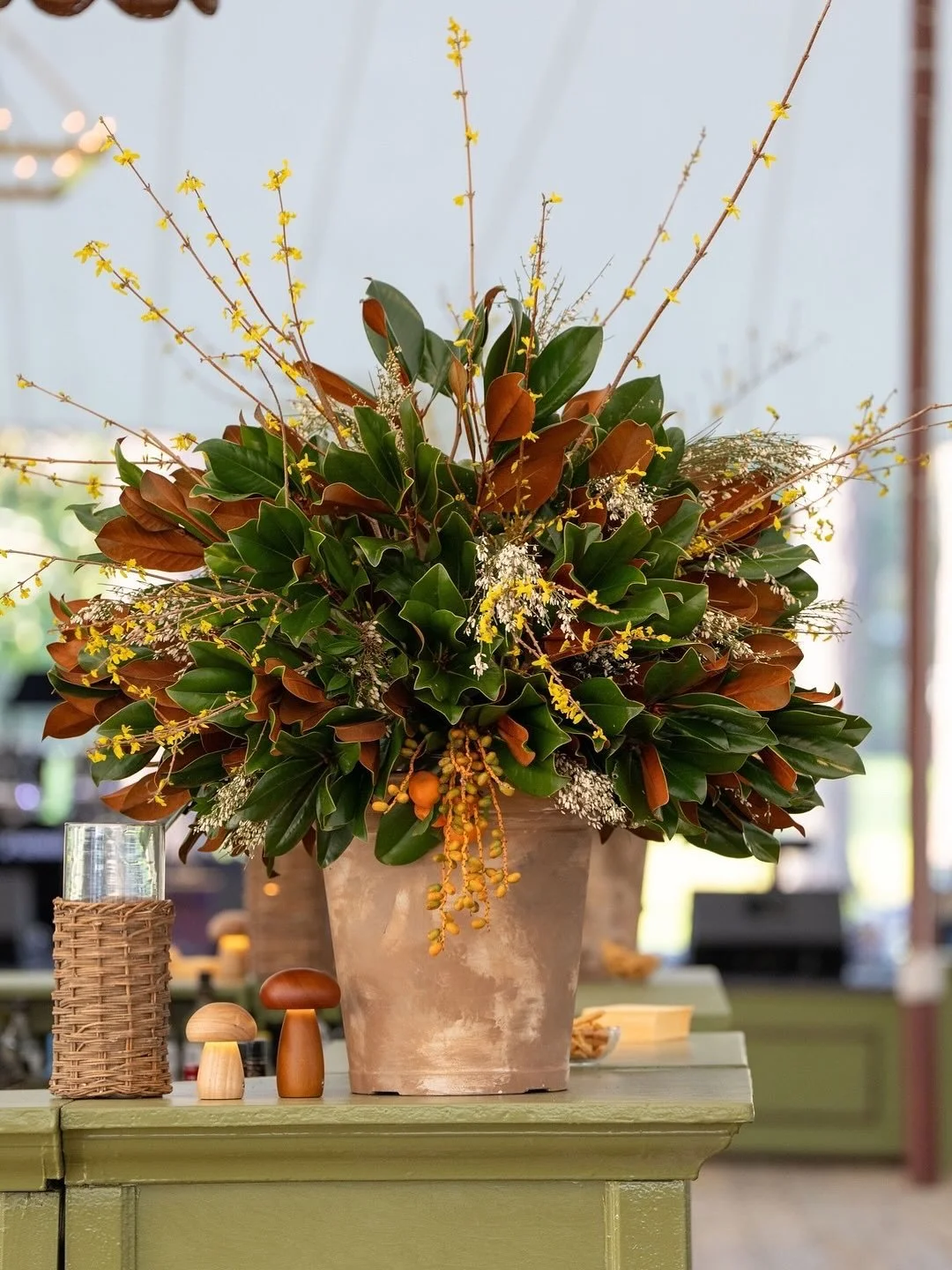 Vibrant yet moody, this wedding drew from the natural rhythm of the family’s South Georgia home. Oak Trees, Magnolias and feathers galore! 
⠀⠀⠀⠀⠀⠀⠀⠀⠀
⠀⠀⠀⠀⠀⠀⠀⠀⠀
@kelliboyd
@emcreativefloral 
@curatedeventsnashville 
@amazingeventrentals @blytheh