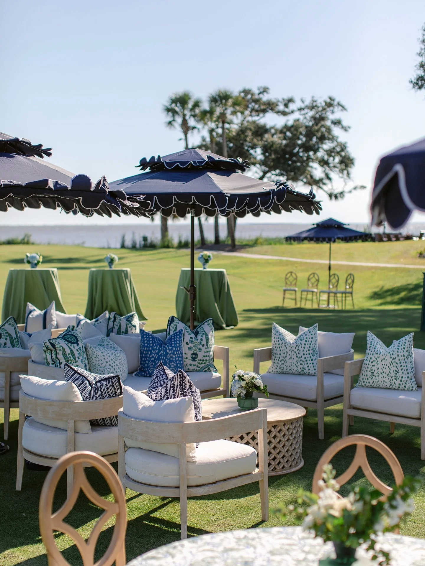 It&rsquo;s FRIDAY! And that means cocktail time, this cocktail hour was perfectly set along both the golf course and the water on the perfect afternoon. Is it too early for a Clear Skies margarita? 
⠀⠀⠀⠀⠀⠀⠀⠀⠀
⠀⠀⠀⠀⠀⠀⠀⠀⠀
@patricialyonsphotography
@seai