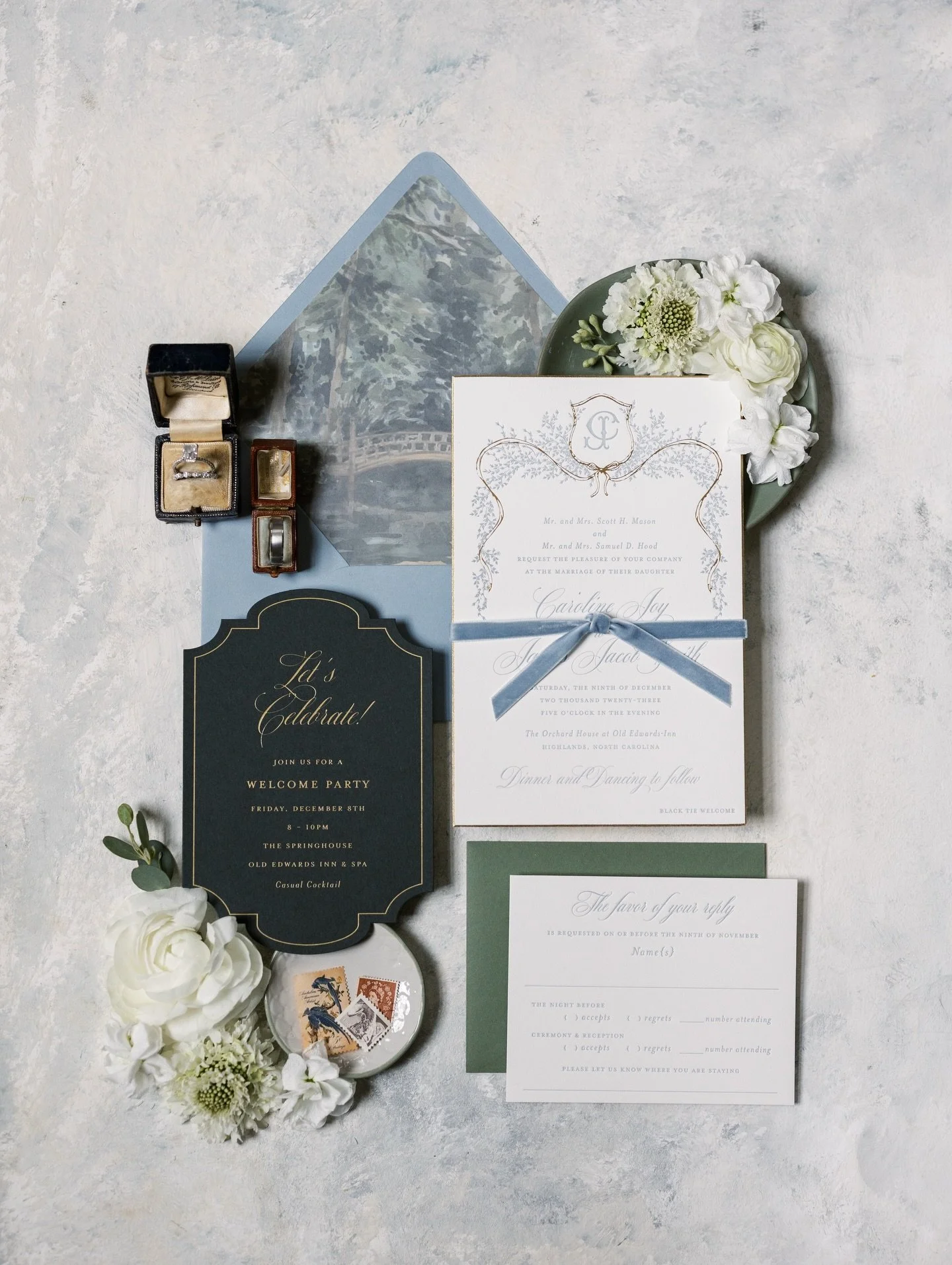 It&rsquo;s beginning to look a lot like... Winter Wedding Season! 
⠀⠀⠀⠀⠀⠀⠀⠀⠀
There is something so cozy and charming about a sparkling winter wedding!
⠀⠀⠀⠀⠀⠀⠀⠀⠀
⠀⠀⠀⠀⠀⠀⠀⠀⠀
@shaunaveaseyphotography
@paperdaisiesstationery
@oldedwardsevents 
@floressenc