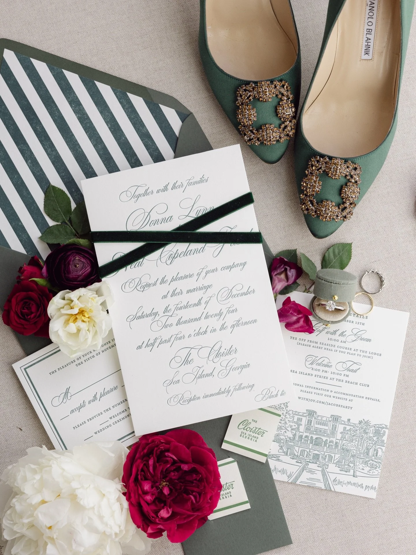 Crimson &amp; Cozy! 
⠀⠀⠀⠀⠀⠀⠀⠀⠀
As we head into our last wedding of the year, we are reminded just how special December weddings can be! Twinkling lights and sparkling cocktails just feel more special! 
⠀⠀⠀⠀⠀⠀⠀⠀⠀
⠀⠀⠀⠀⠀⠀⠀⠀⠀
@toast_maren
@devossphotogra