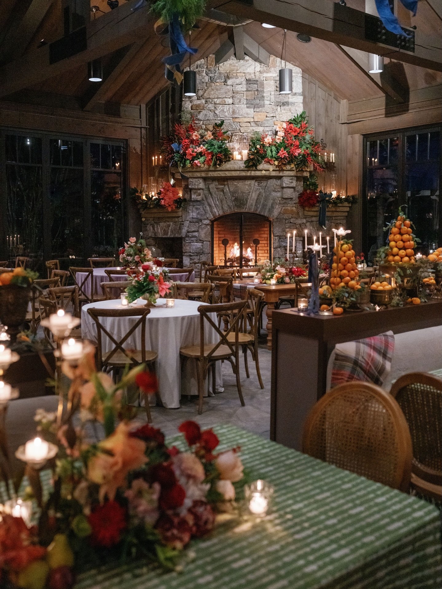 Christmas Splendor! 
⠀⠀⠀⠀⠀⠀⠀⠀⠀
Roaring fires, vintage feels and a Christmastime wedding, I don&rsquo;t think you can get much more magical than that! What a way to close out 2025!
⠀⠀⠀⠀⠀⠀⠀⠀⠀
@toast_kerri
@jessicagoldphoto 
@floressenceflowers
@partybo