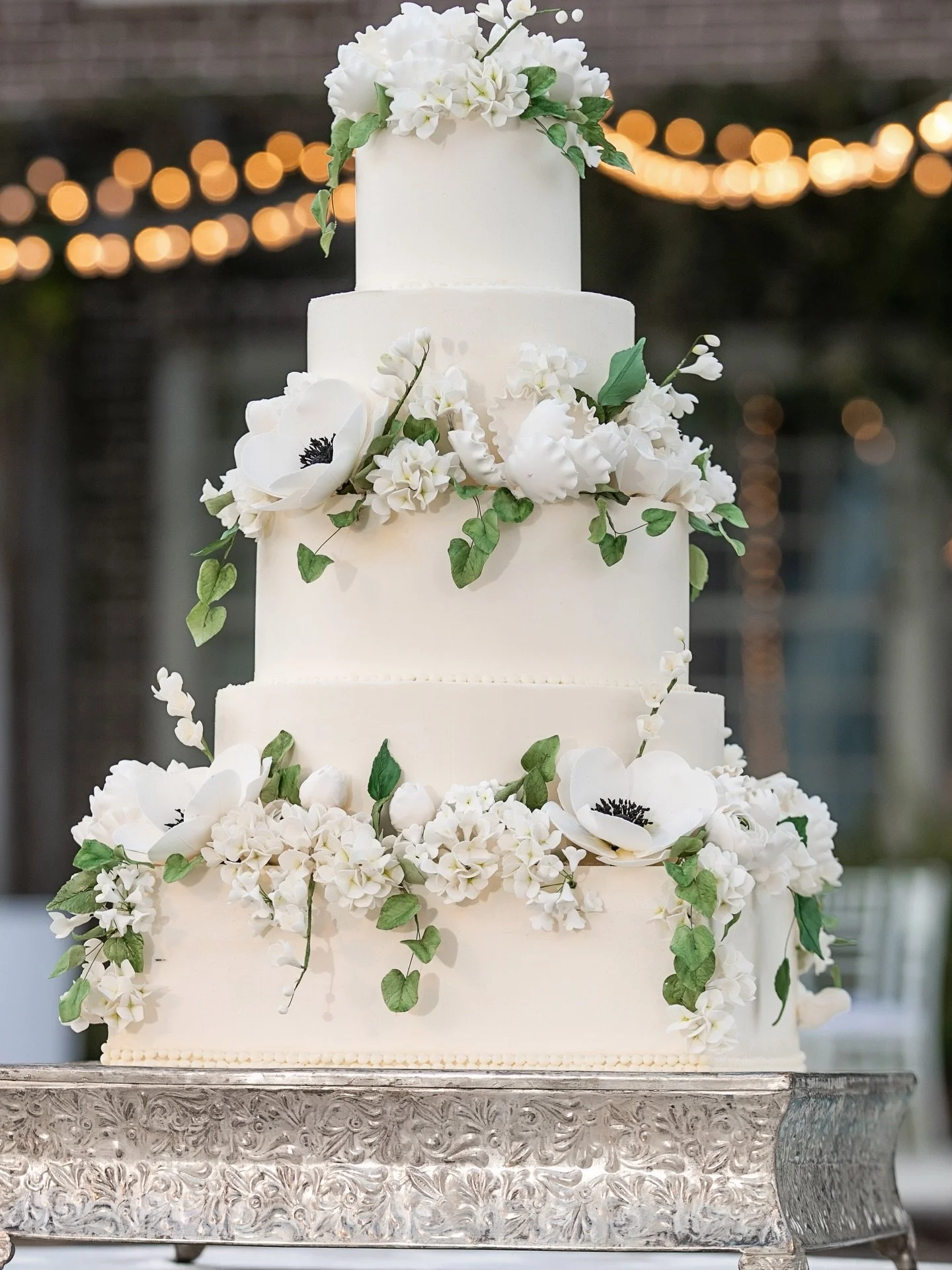 We are devastated to learn of the passing of the ever-talented @minetterushingcakes. Minette was a true visionary in the wedding cake universe and we will miss her deeply.