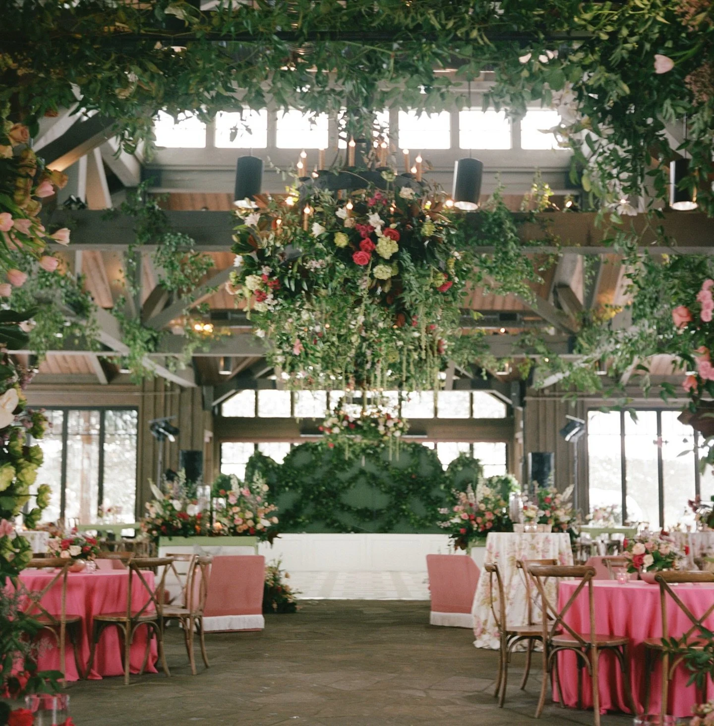 You&rsquo;d never guess it was snowing like crazy just beyond the windows. 
⠀⠀⠀⠀⠀⠀⠀⠀⠀
Inside, every detail felt bright, vibrant, and full of warmth.
⠀⠀⠀⠀⠀⠀⠀⠀⠀
Venue : @oldedwardsevents Planning : @toast_cate
Florals : @floressenceflowers
Photography 