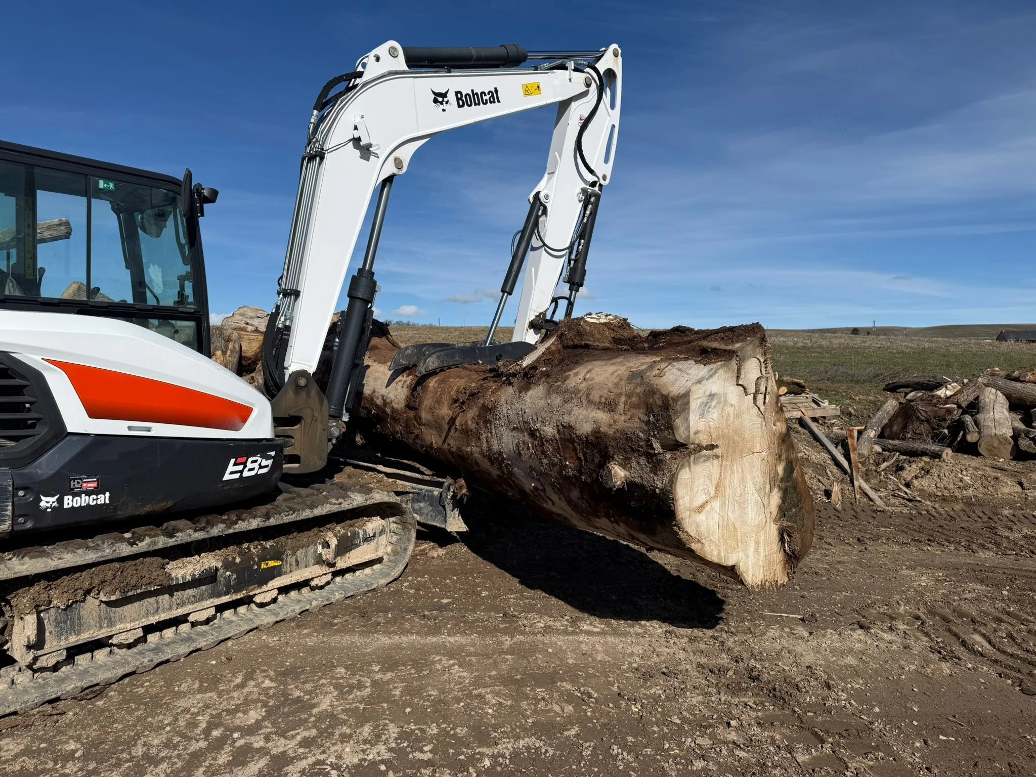 This excavator constantly amazes me at how much it will lift. This is a huge Elm Log. Thank goodness for good equipment.