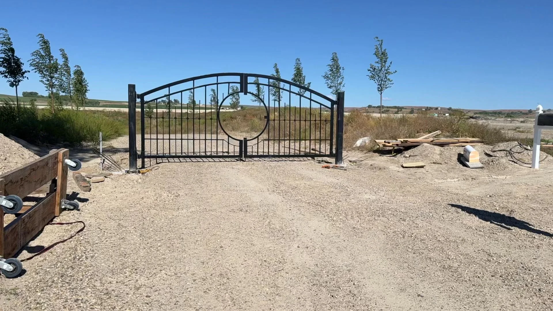 Three long years and this gate is finally coming together. Beautiful artwork by Pattie the towers go up next and then I can close this chapter.