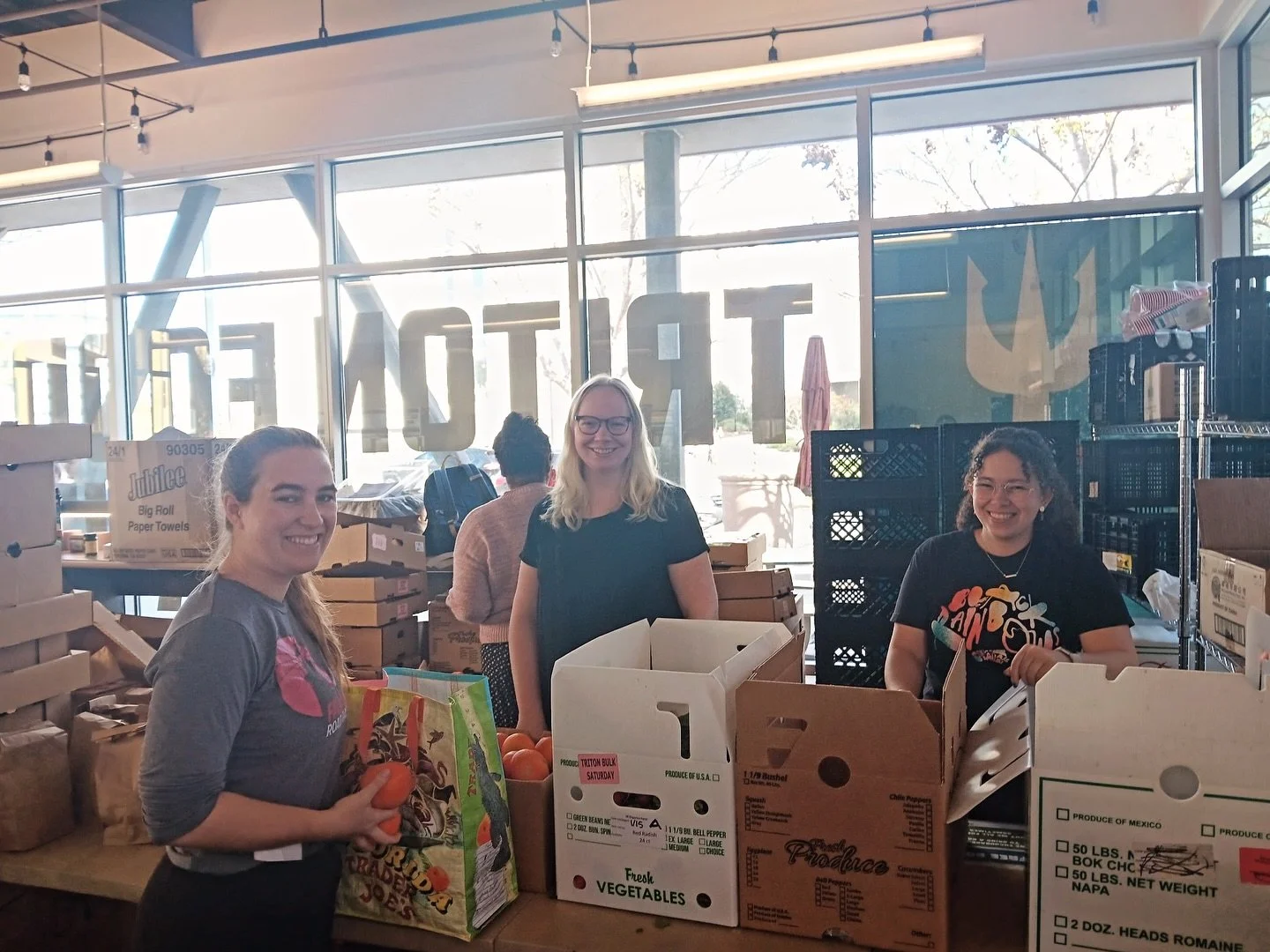 Our winter quarter fruit and veggie program with UCSD grad students is well under way. Thanks to @ucsd.gpsa and @ucsdbasicneeds for all their work to feed their communities!
#sandiegofarm #regenerativefarming
